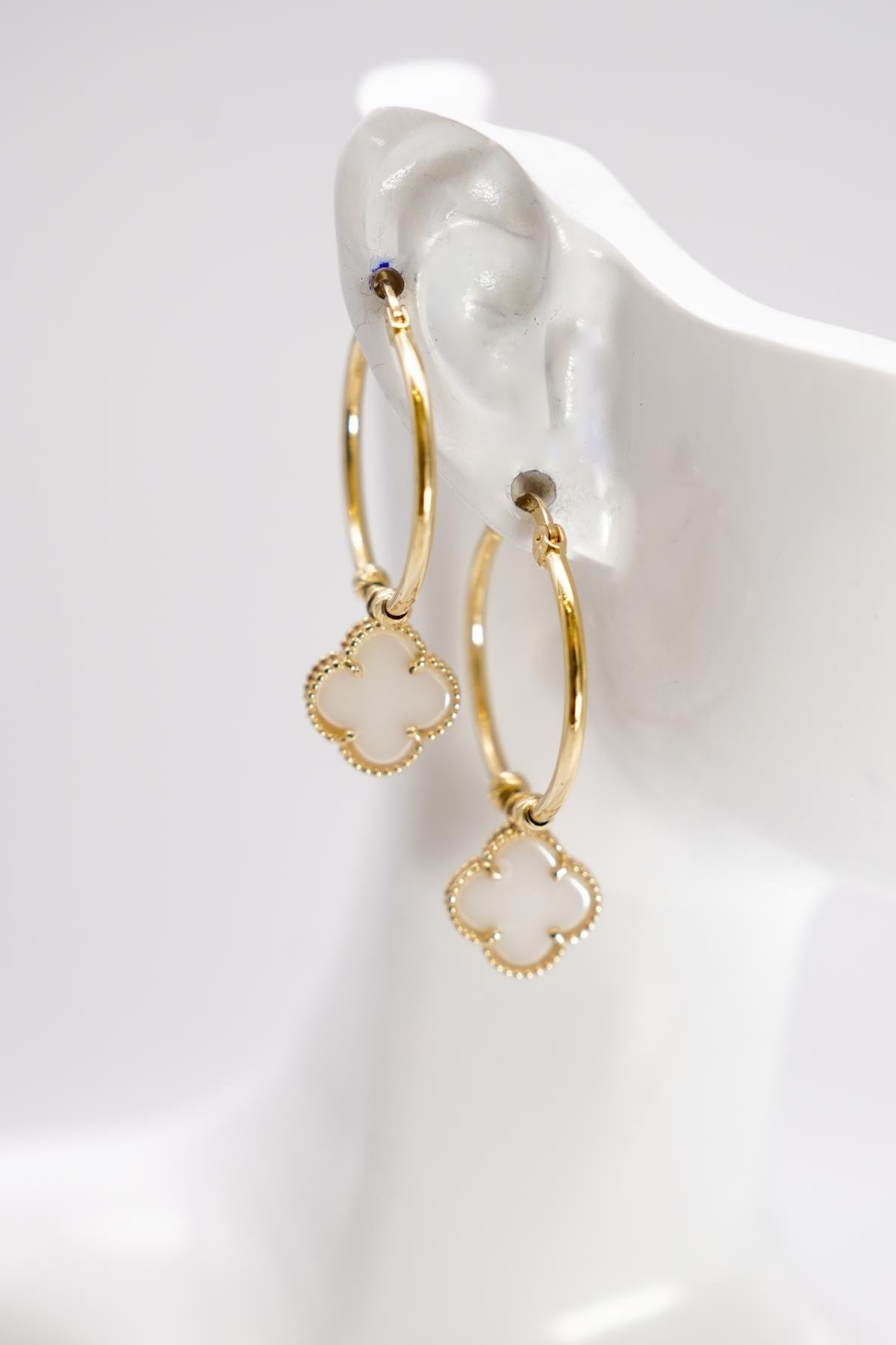 Sedef Taşlı Yonca Figürlü 14 Ayar Altın Halka Küpe | Şık ve Modern Tasarım