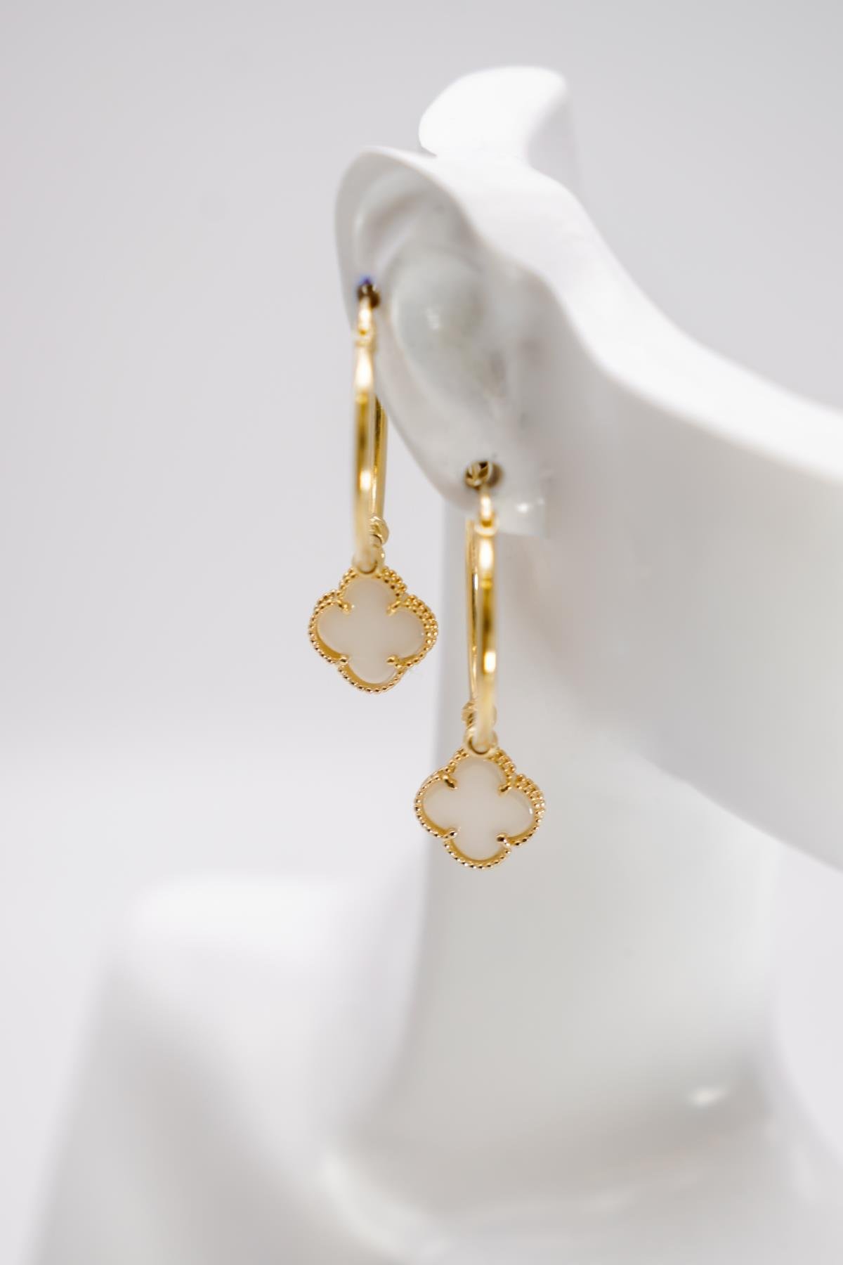 Sedef Taşlı Yonca Figürlü 14 Ayar Altın Halka Küpe | Şık ve Modern Tasarım