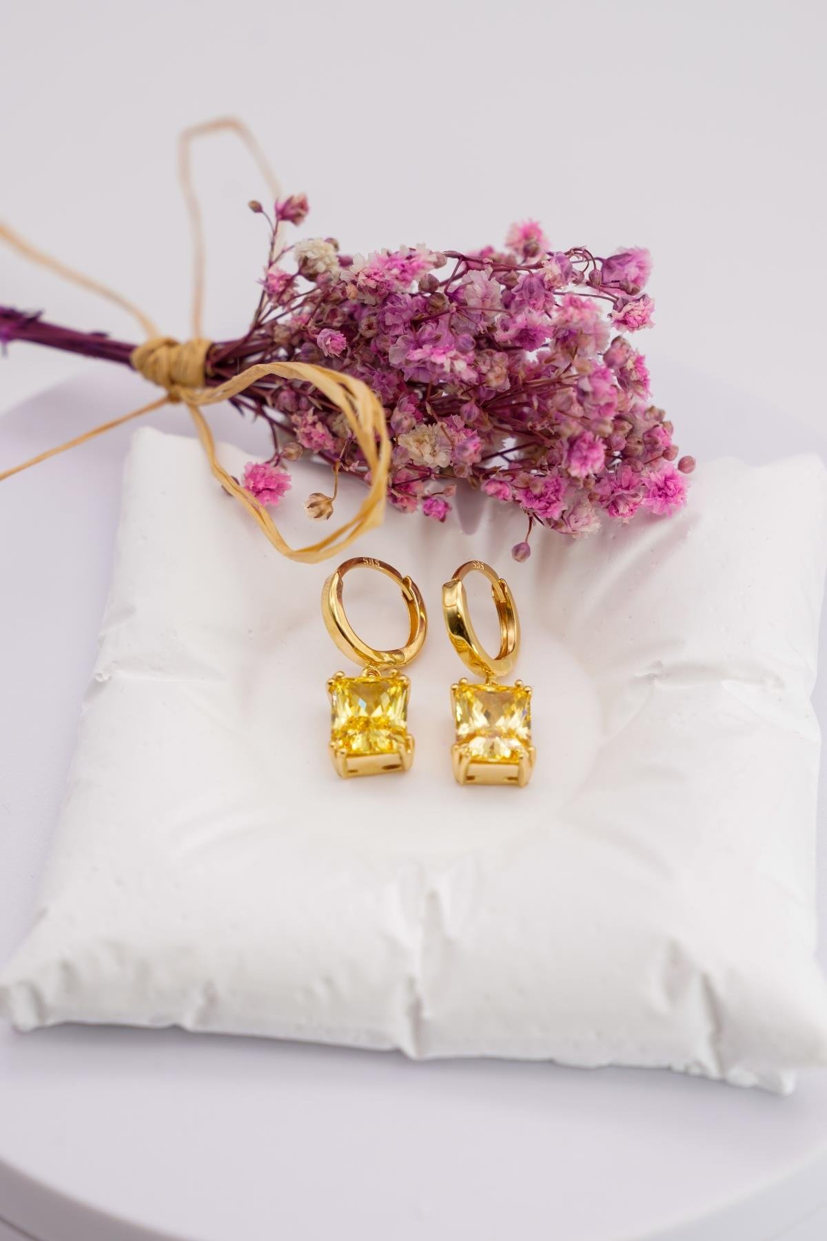 Sitrin Taş Detaylı 14 Ayar Altın Küpe | Işıltılı ve Modern Tasarım