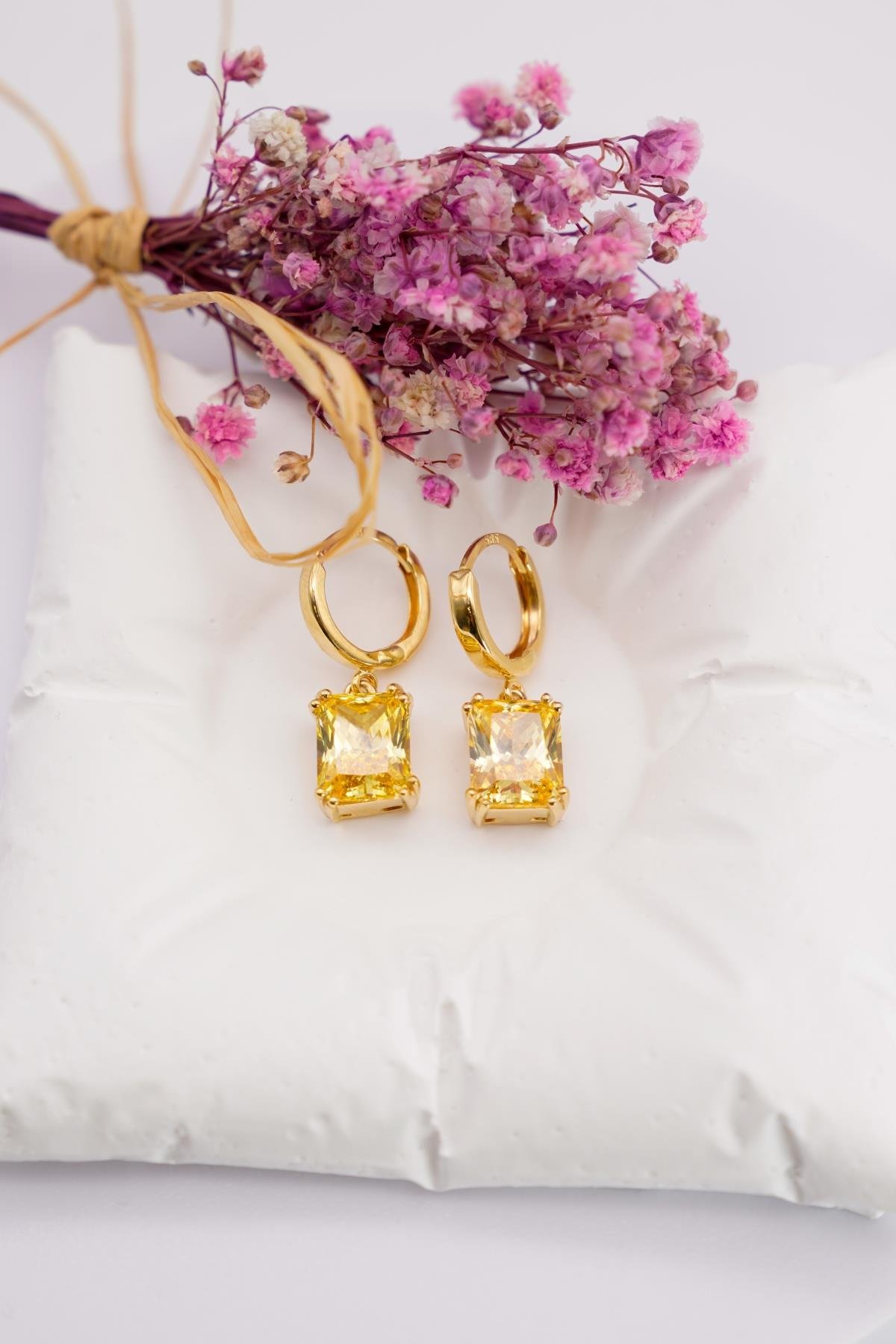 Sitrin Taş Detaylı 14 Ayar Altın Küpe | Işıltılı ve Modern Tasarım