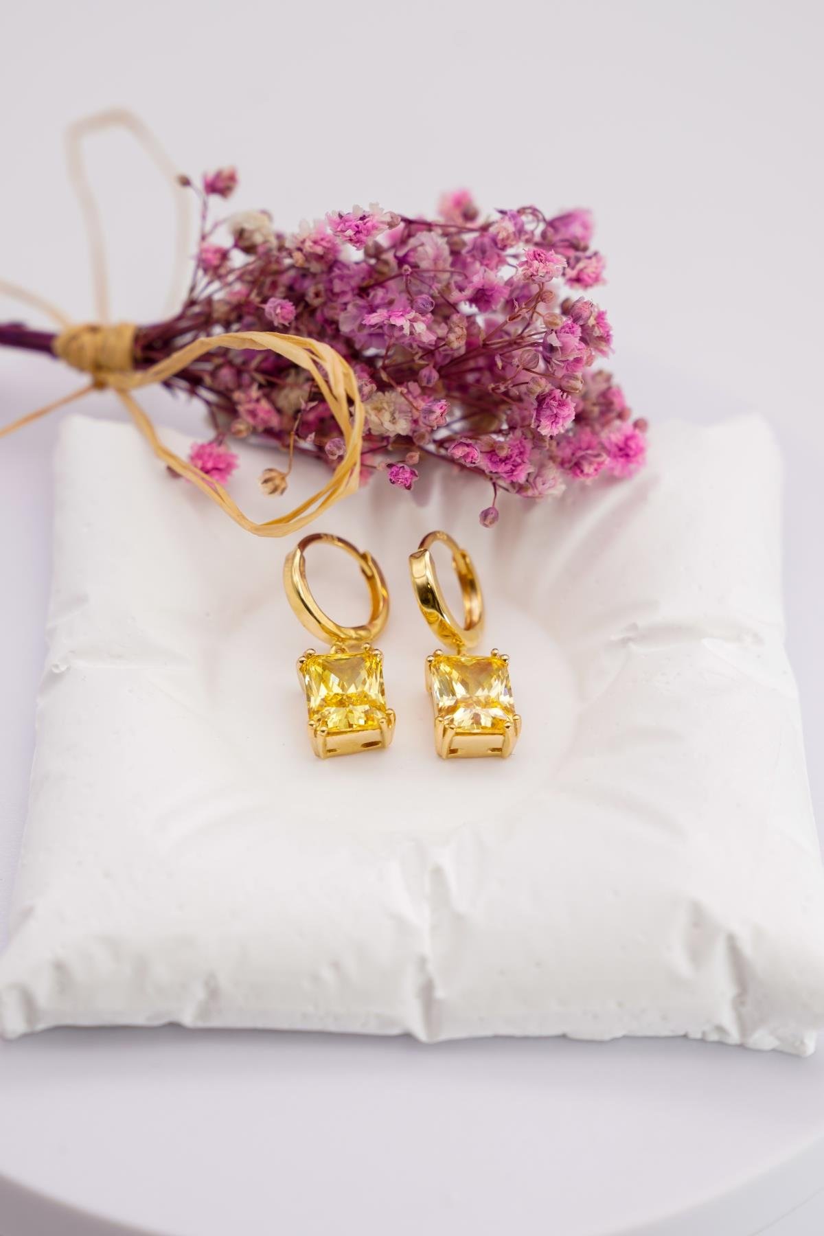 Sitrin Taş Detaylı 14 Ayar Altın Küpe | Işıltılı ve Modern Tasarım