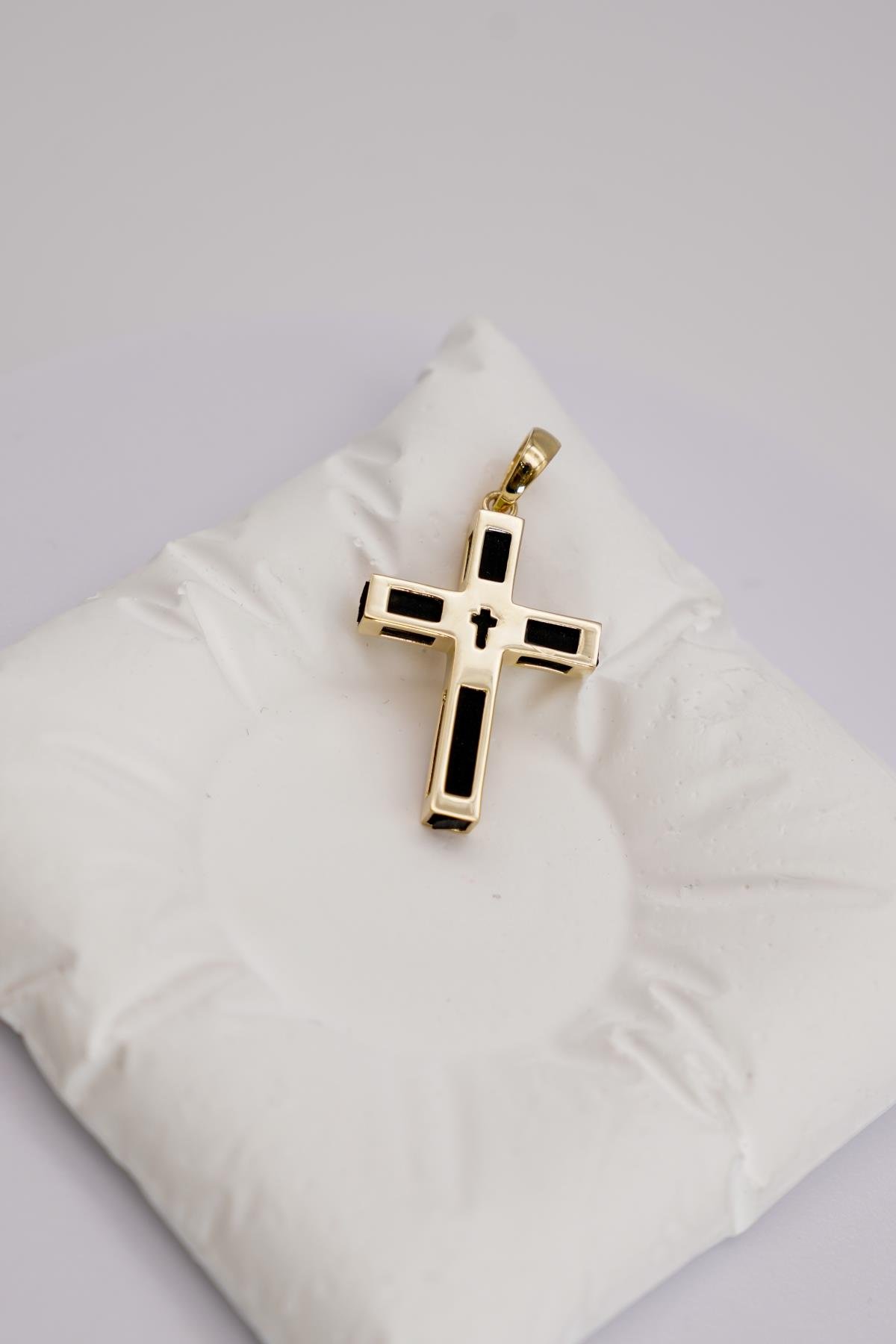 Siyah Detaylı Haç Figürlü 14 Ayar Altın Kolye Ucu – Minimal ve Modern Sembol Tasarımı