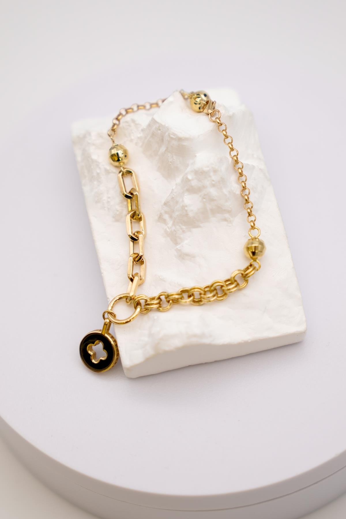 Siyah Figür Detaylı 14 Ayar Altın Bileklik – Modern Zincir Tasarım ve Zarif Sallantı Ucu