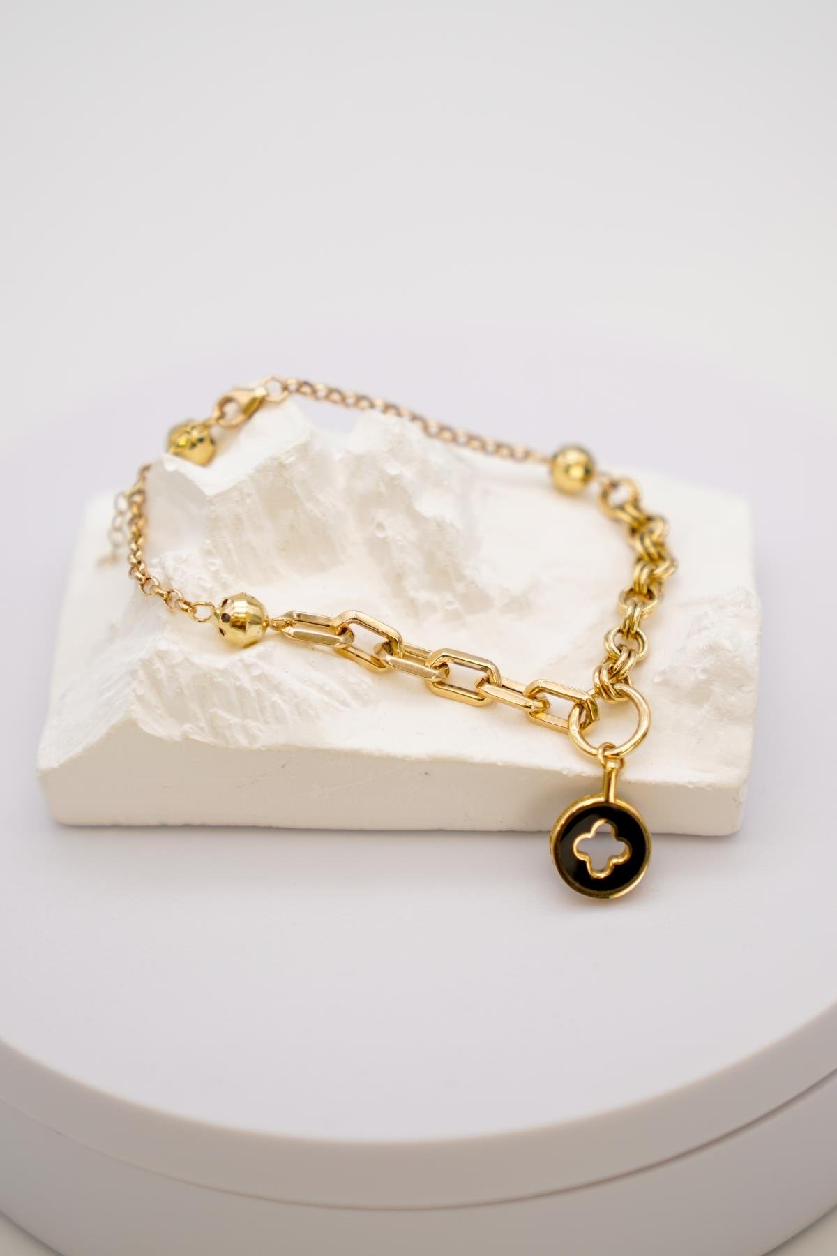 Siyah Figür Detaylı 14 Ayar Altın Bileklik – Modern Zincir Tasarım ve Zarif Sallantı Ucu