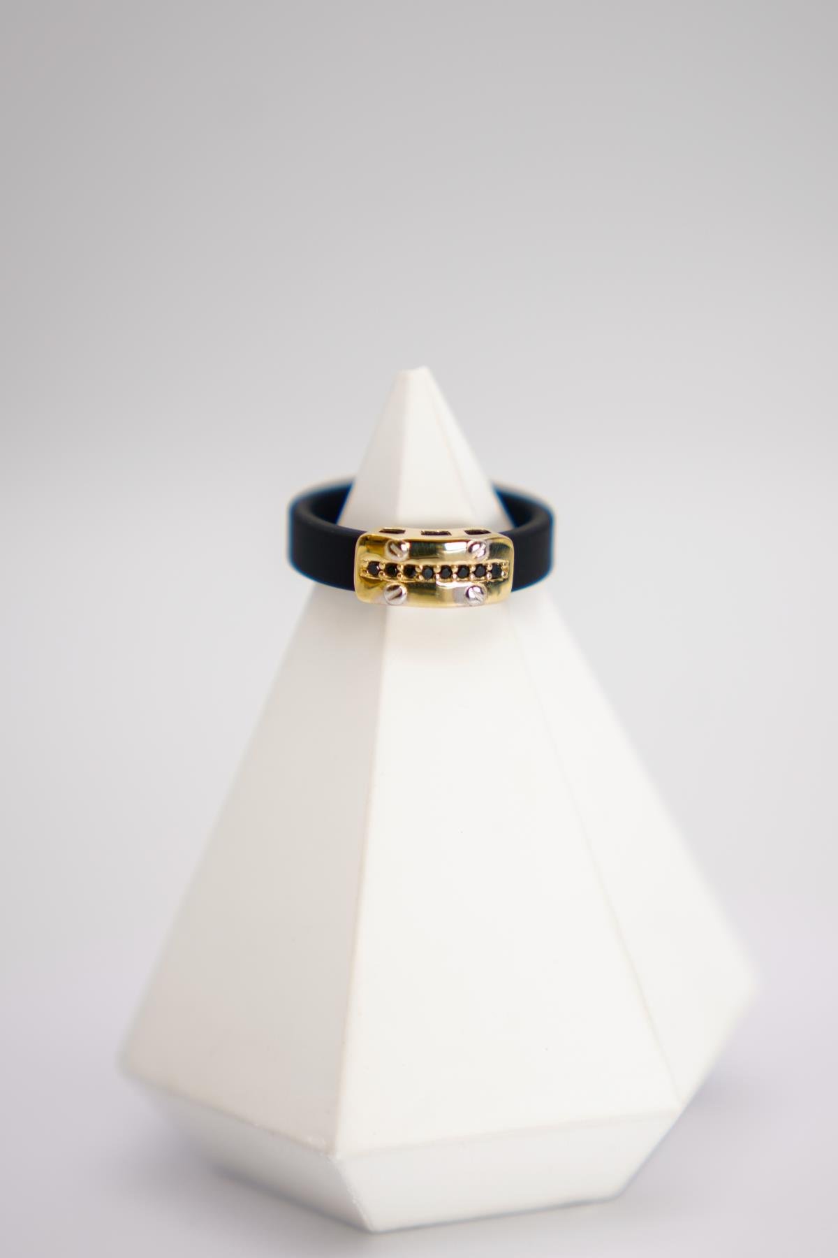 Siyah Kauçuk Bantlı Oniks Taşlı 14 Ayar Altın Yüzük – Modern Erkek Aksesuar Tasarımı