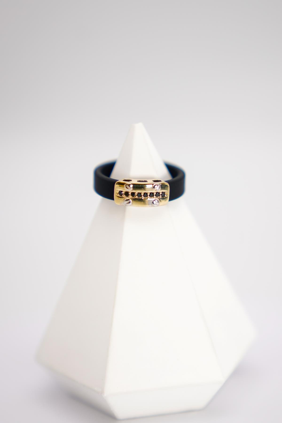 Siyah Kauçuk Bantlı Oniks Taşlı 14 Ayar Altın Yüzük – Modern Erkek Aksesuar Tasarımı