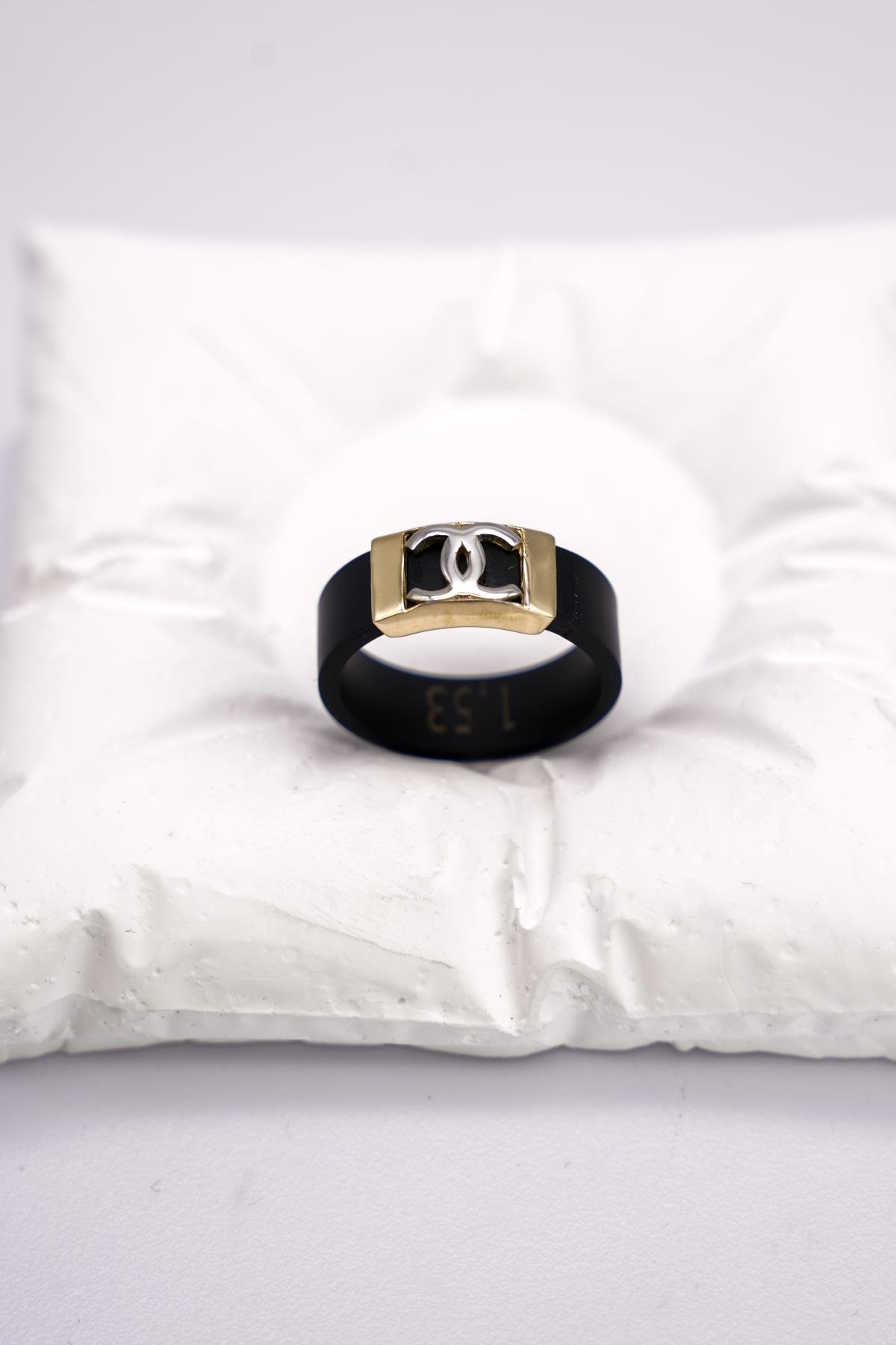 Siyah Kauçuk Üzeri Geometrik Detaylı 14 Ayar Altın Yüzük – Hafif ve Modern Seçim