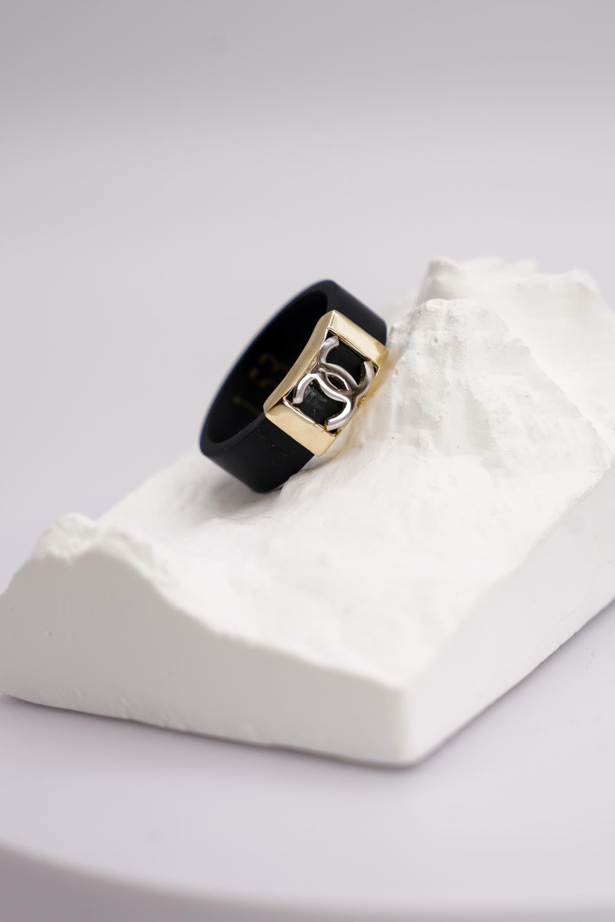 Siyah Kauçuk Üzeri Geometrik Detaylı 14 Ayar Altın Yüzük – Hafif ve Modern Seçim