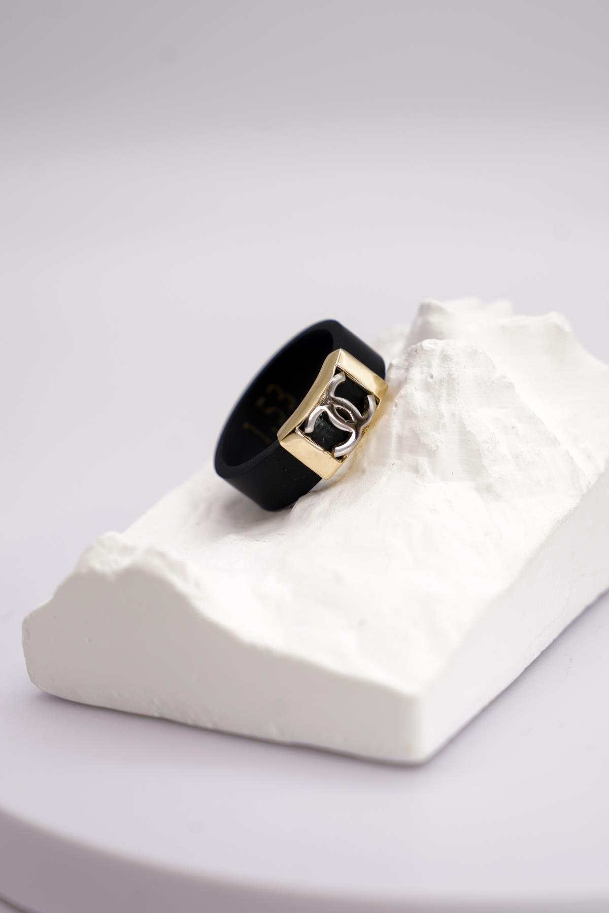 Siyah Kauçuk Üzeri Geometrik Detaylı 14 Ayar Altın Yüzük – Hafif ve Modern Seçim