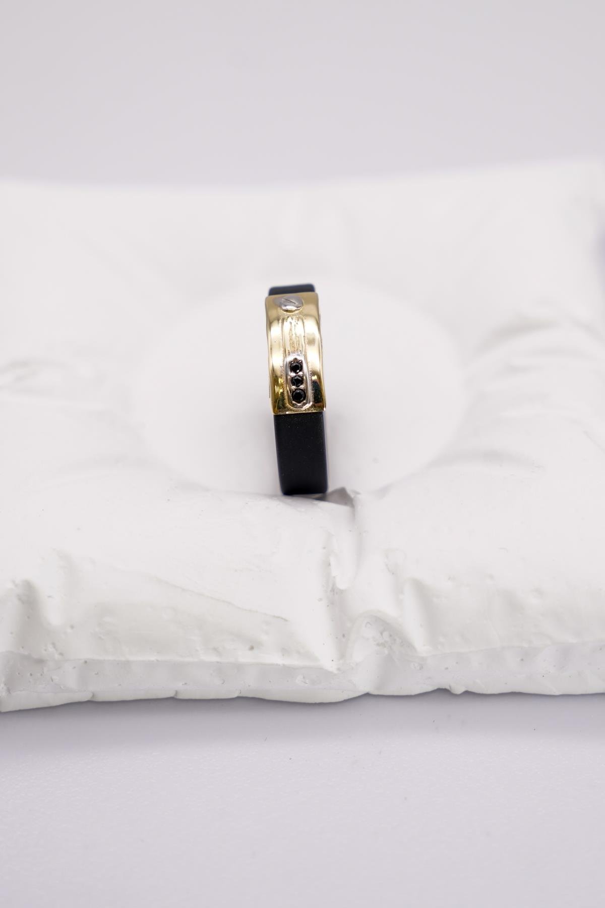 Siyah Kauçuk Üzeri İnce Altın Detaylı 14 Ayar Yüzük – Hafif ve Modern Stil Aksesuarı