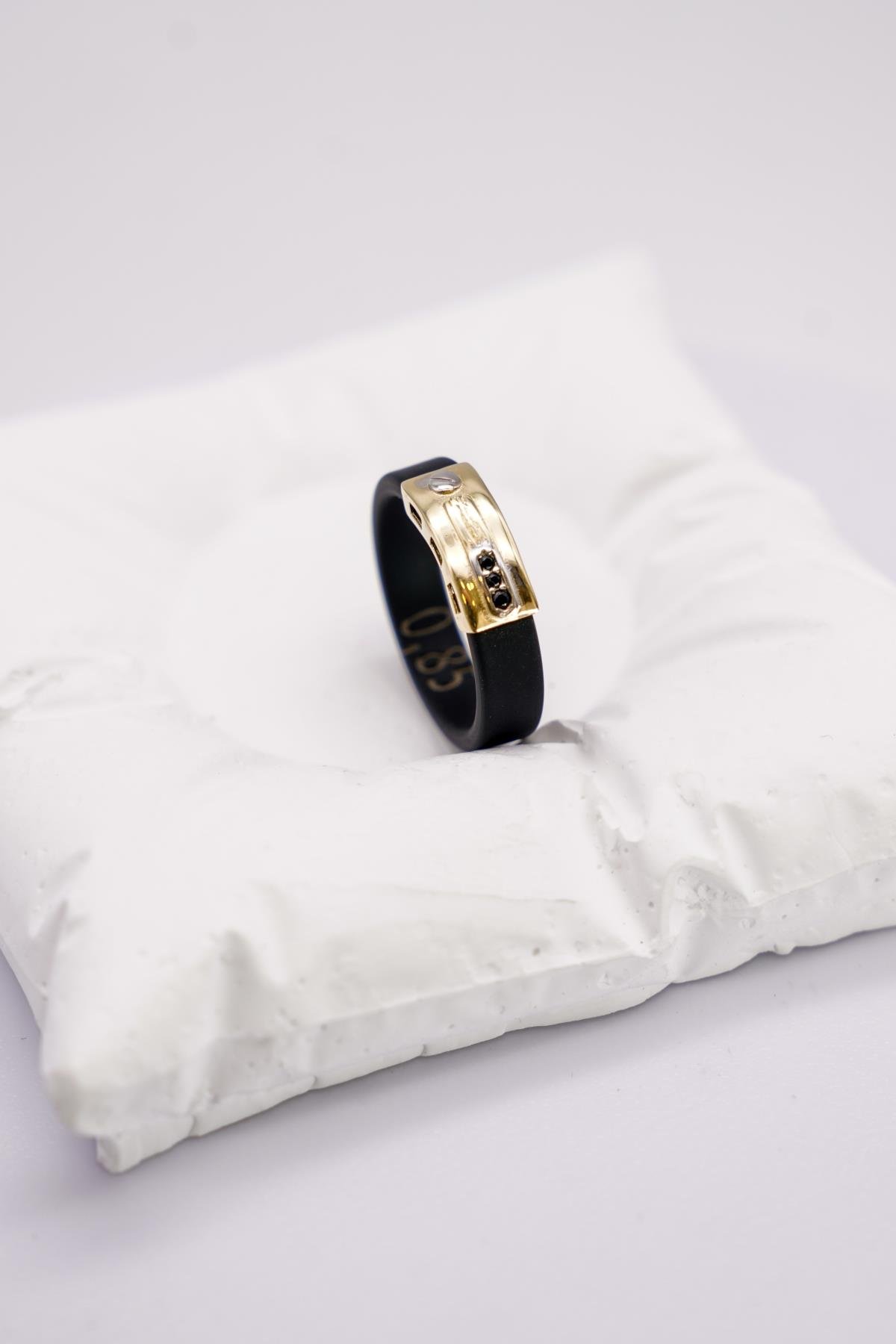 Siyah Kauçuk Üzeri İnce Altın Detaylı 14 Ayar Yüzük – Hafif ve Modern Stil Aksesuarı