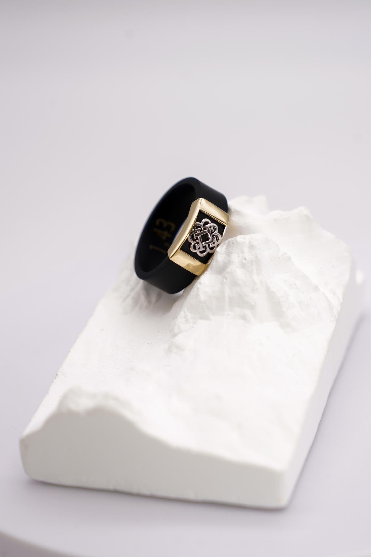 Siyah Kauçuk Üzeri Motifli 14 Ayar Altın Yüzük – Modern Detaylı, Hafif ve Şık Tasarım