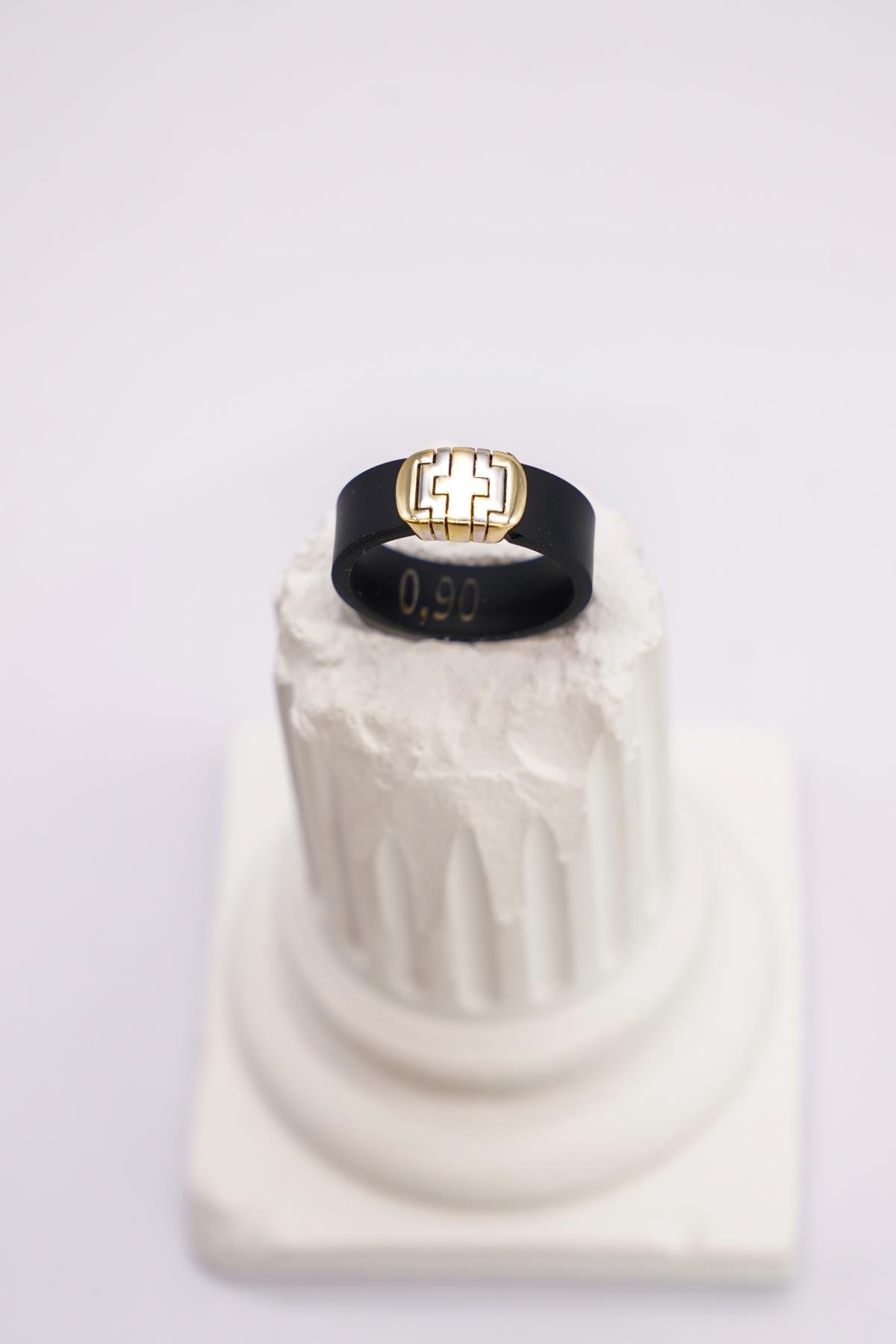 Siyah Kauçuk Üzeri Zincir Motifli 14 Ayar Altın Yüzük – Hafif ve Şık Günlük Takı