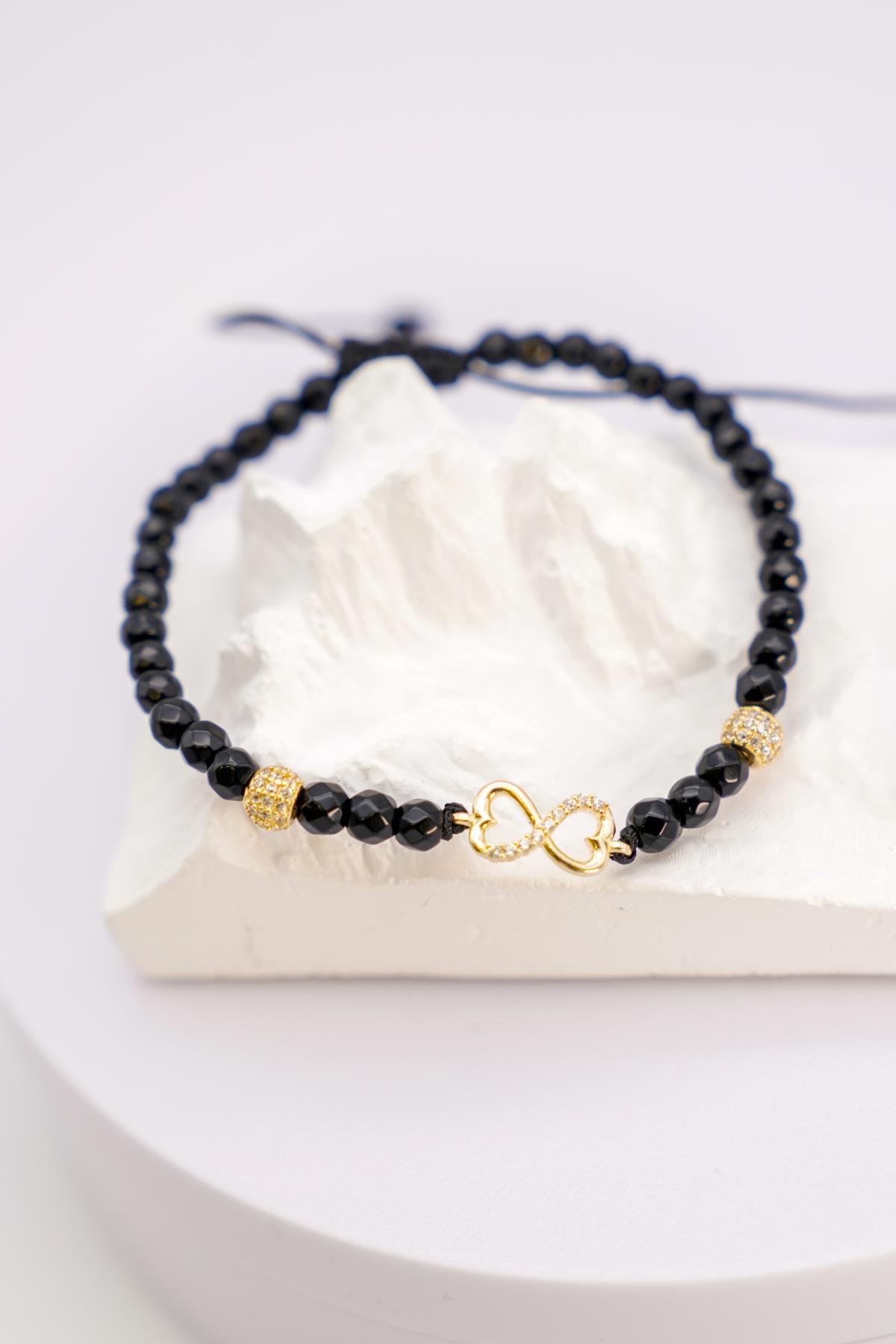 Siyah Oniks Boncuklu 14 Ayar Sonsuzluk Figürlü Ayarlanabilir Altın İp Bileklik – Zarif Tasarım