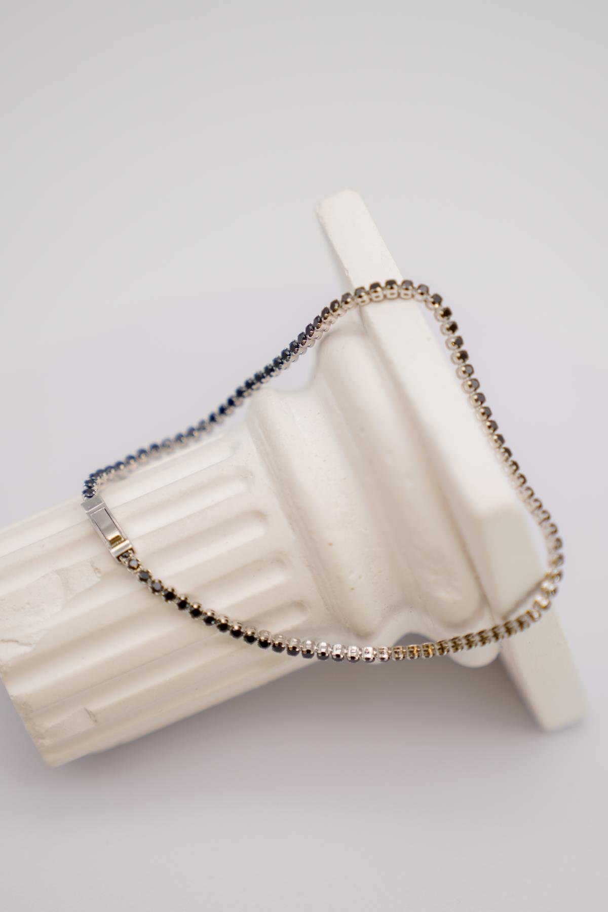 Siyah ve Beyaz Taşlı 14 Ayar Altın Bileklik – Şık ve Minimal Tasarım, Işıltılı Stil