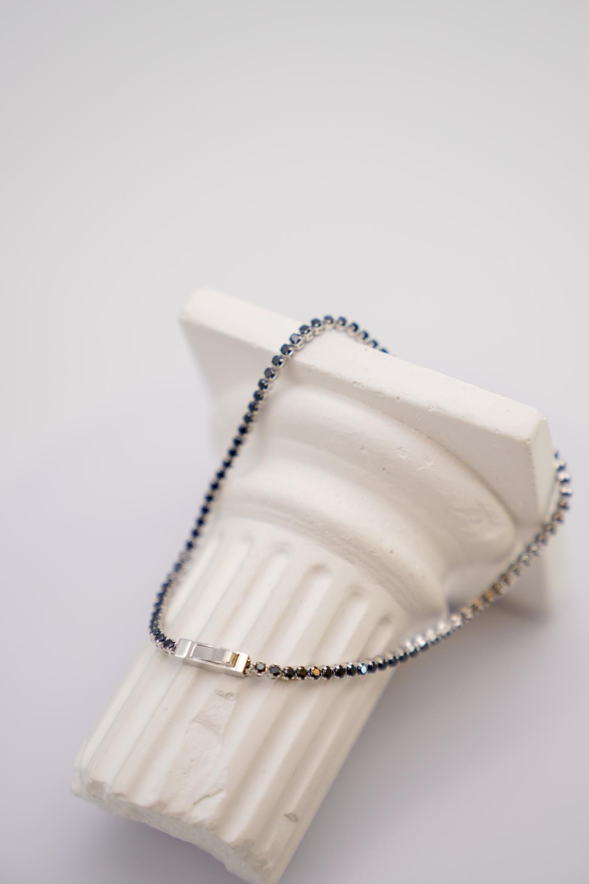 Siyah ve Beyaz Taşlı 14 Ayar Altın Bileklik – Şık ve Minimal Tasarım, Işıltılı Stil