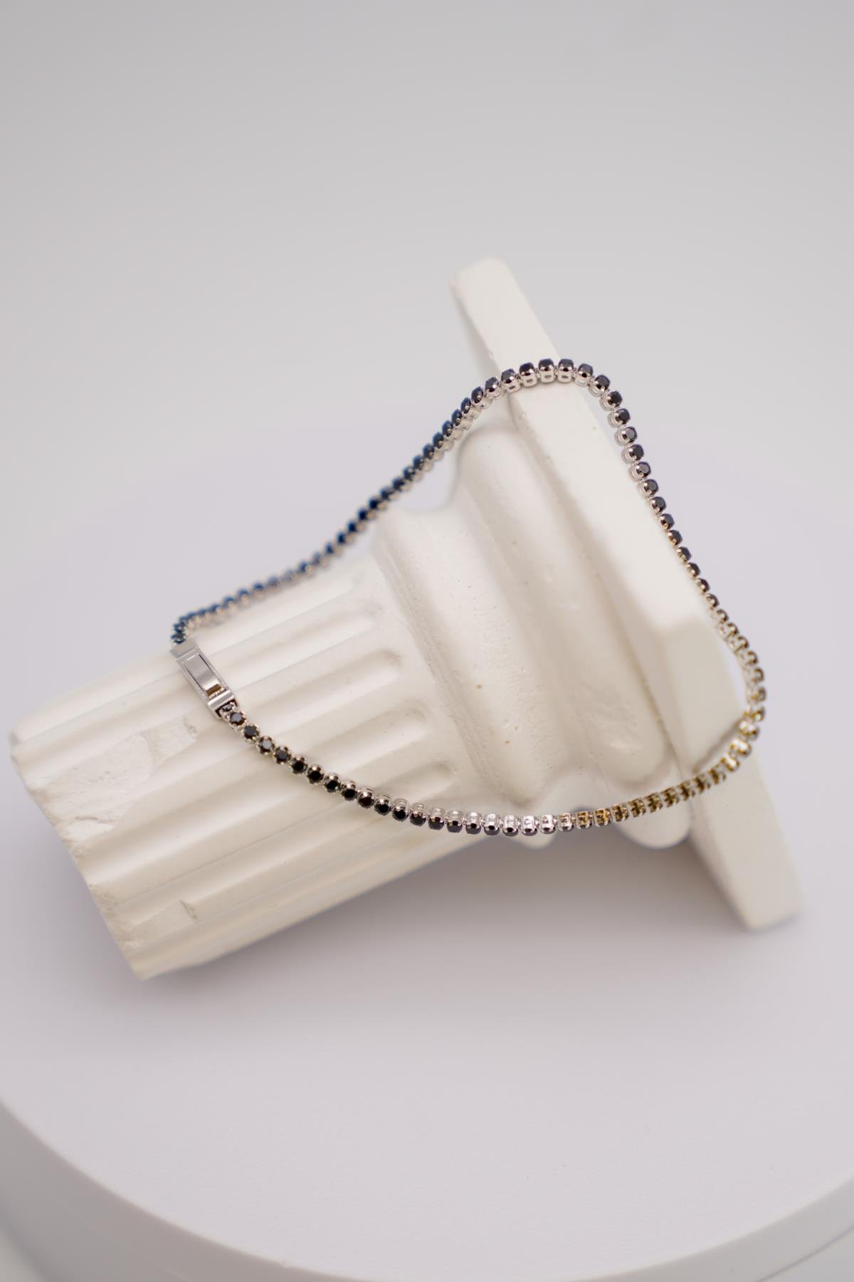 Siyah ve Beyaz Taşlı 14 Ayar Altın Bileklik – Şık ve Minimal Tasarım, Işıltılı Stil