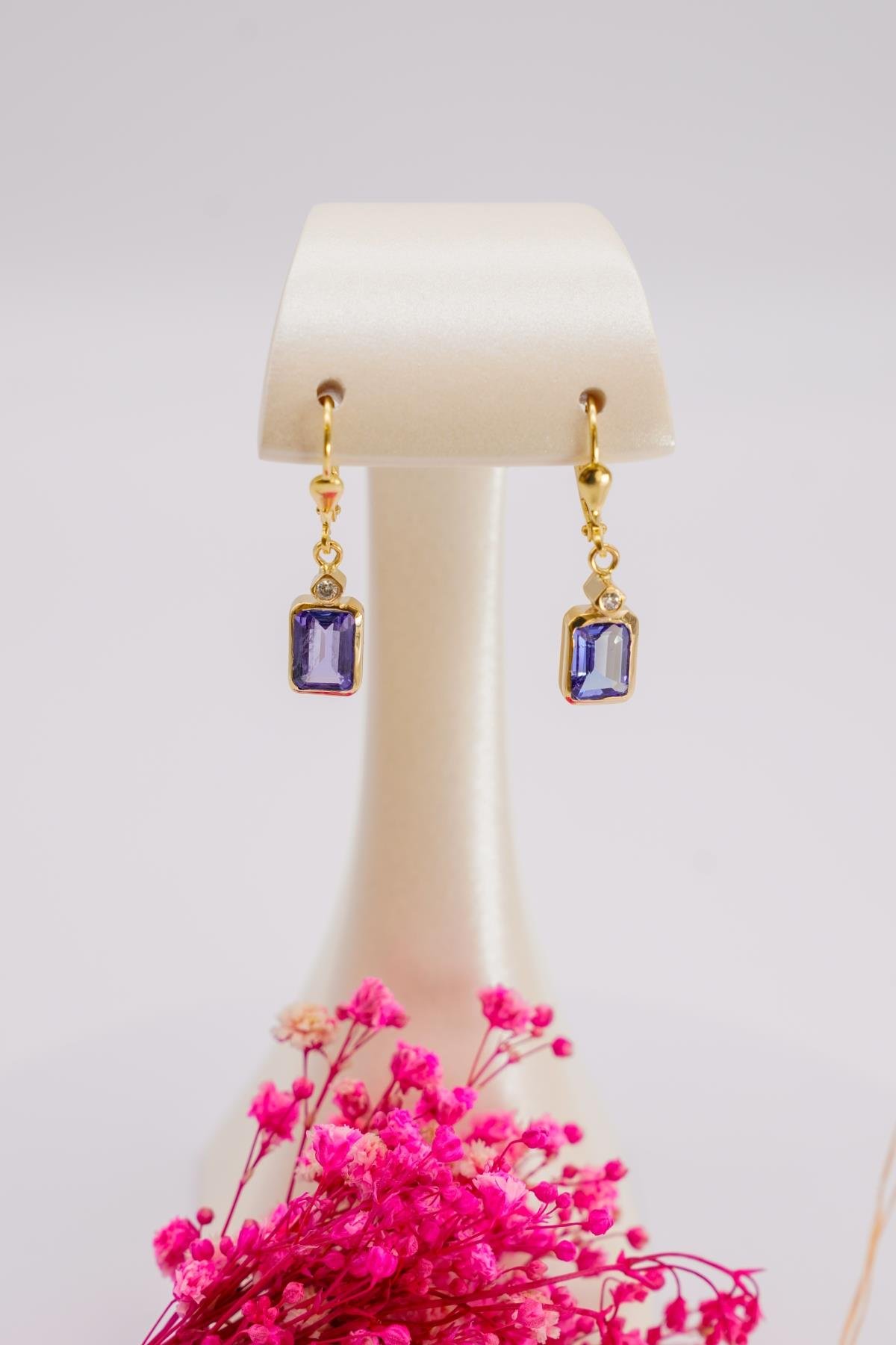 Tanzanit Taşlı 14 Ayar Altın Dikdörtgen Formlu Zarif Sallantılı Küpe 