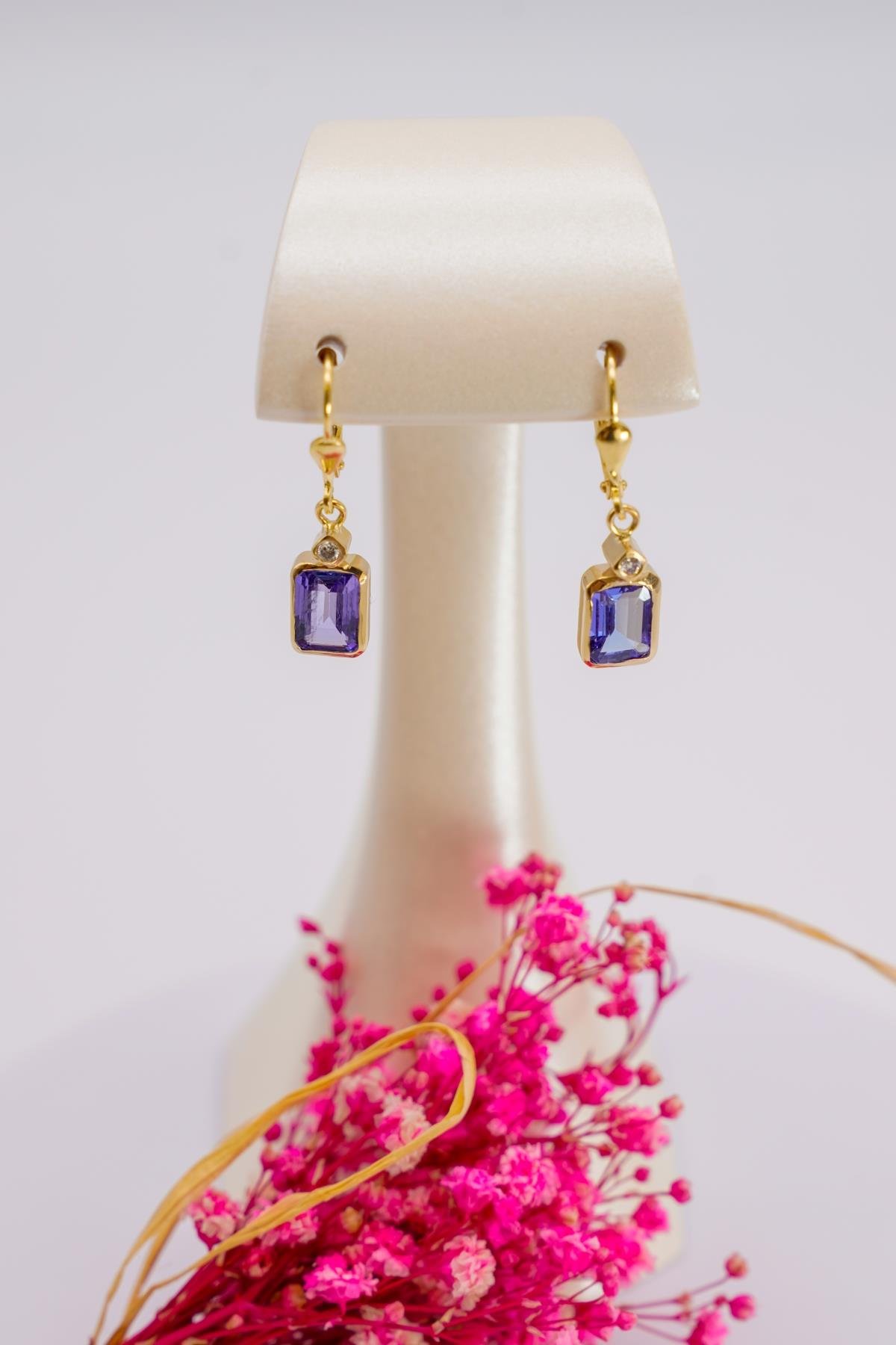 Tanzanit Taşlı 14 Ayar Altın Dikdörtgen Formlu Zarif Sallantılı Küpe 