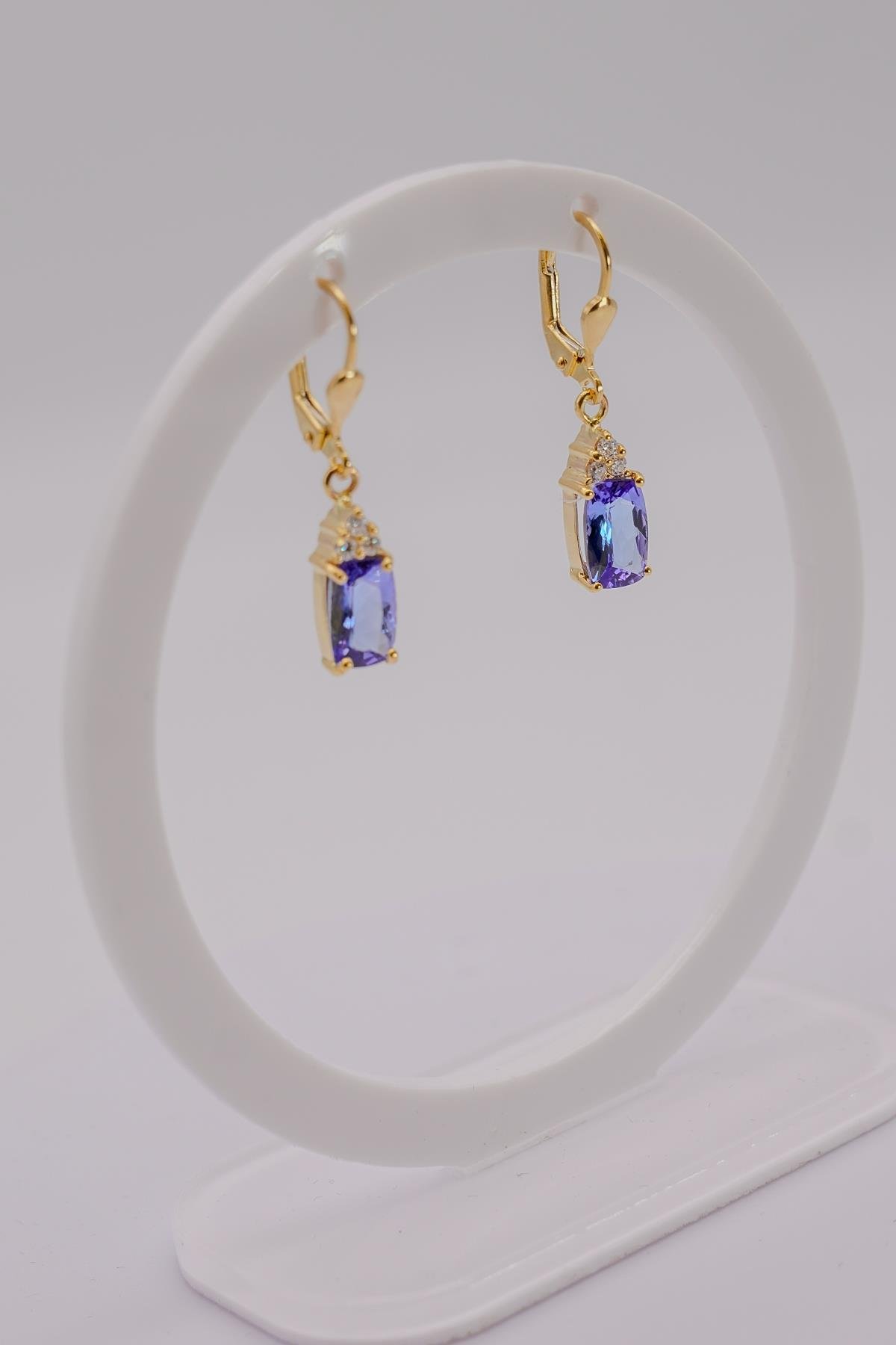 Tanzanit Taşlı 14 Ayar Altın Minimal Sallantılı Küpe Modeli