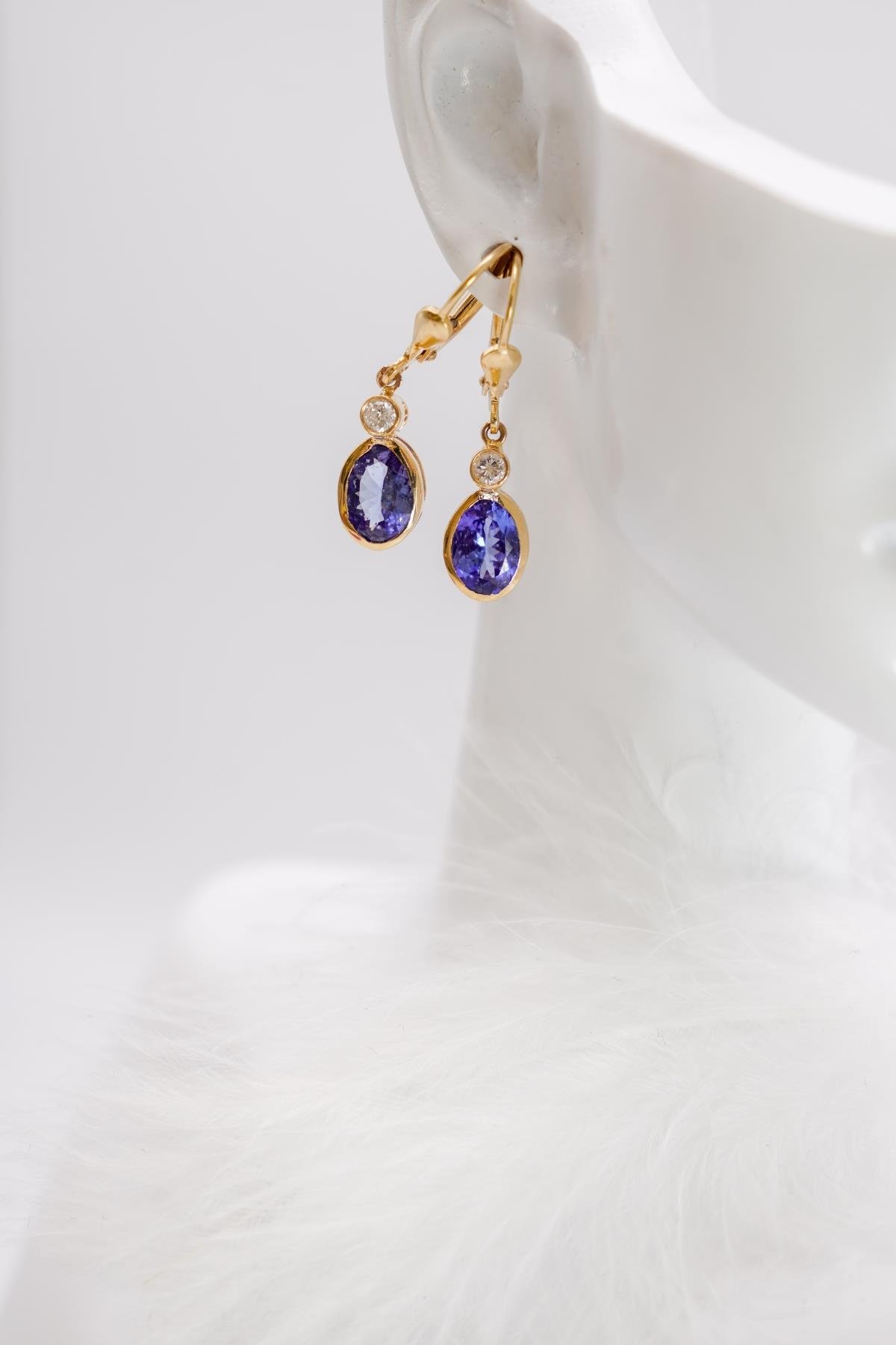 Tanzanit Taşlı 14 Ayar Altın Oval Kesim Sallantılı Küpe Modeli