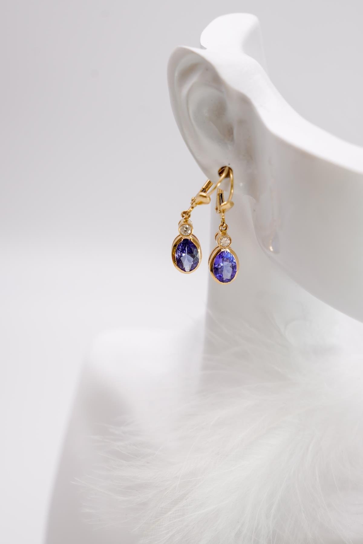 Tanzanit Taşlı 14 Ayar Altın Oval Kesim Sallantılı Küpe Modeli