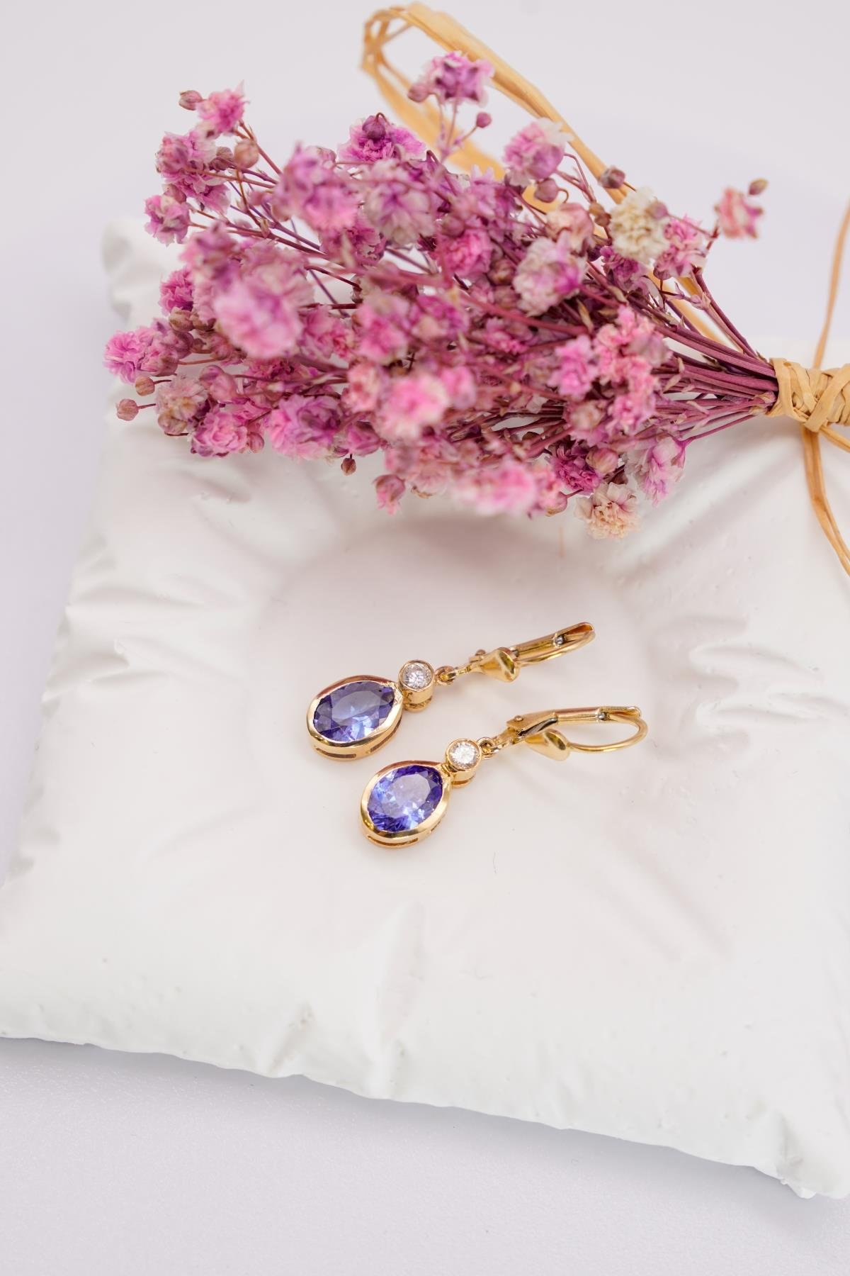 Tanzanit Taşlı 14 Ayar Altın Oval Kesim Sallantılı Küpe Modeli