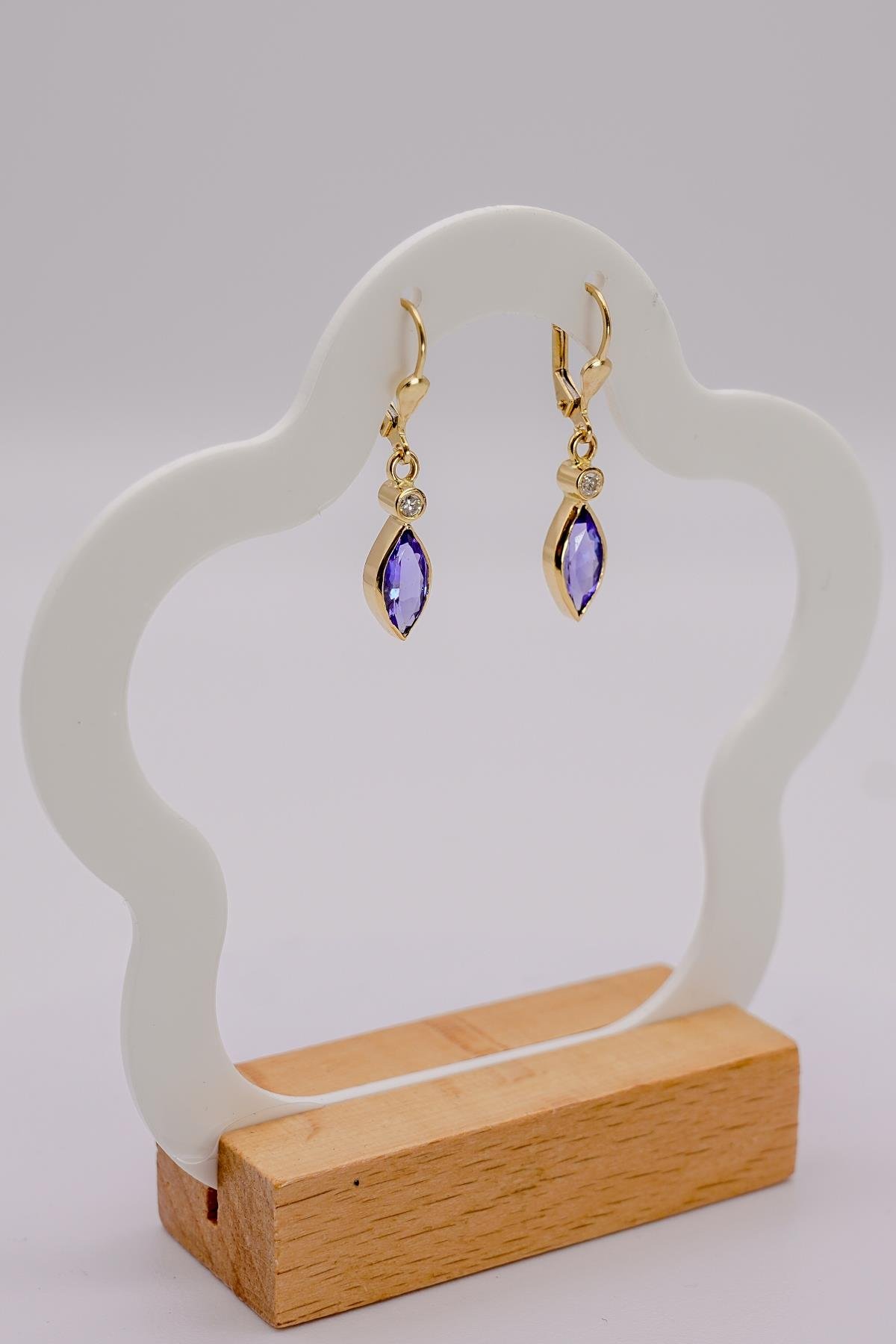 Tanzanit Taşlı 14 Ayar Altın Zarif Sallantılı Küpe Modeli