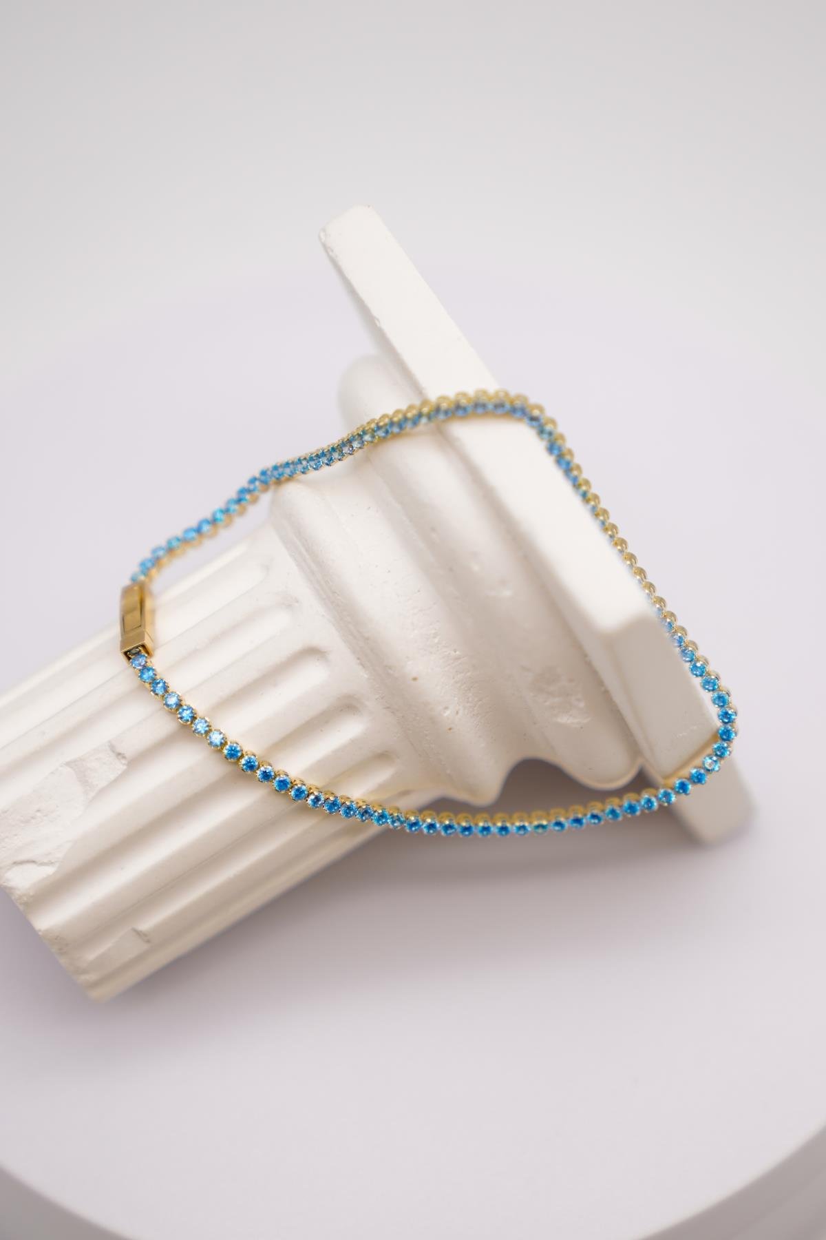 Topaz Taşlı 14 Ayar Altın Suyolu Bileklik – Işıltılı Mavi Detaylı Şık ve Zarif Tasarım