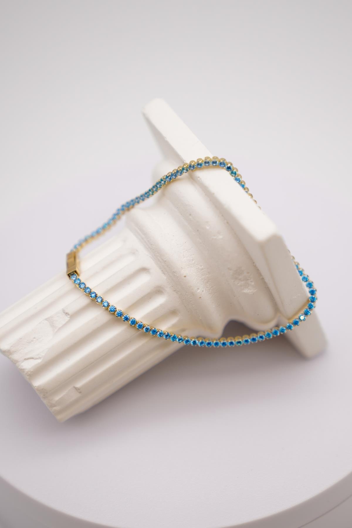 Topaz Taşlı 14 Ayar Altın Suyolu Bileklik – Işıltılı Mavi Detaylı Şık ve Zarif Tasarım