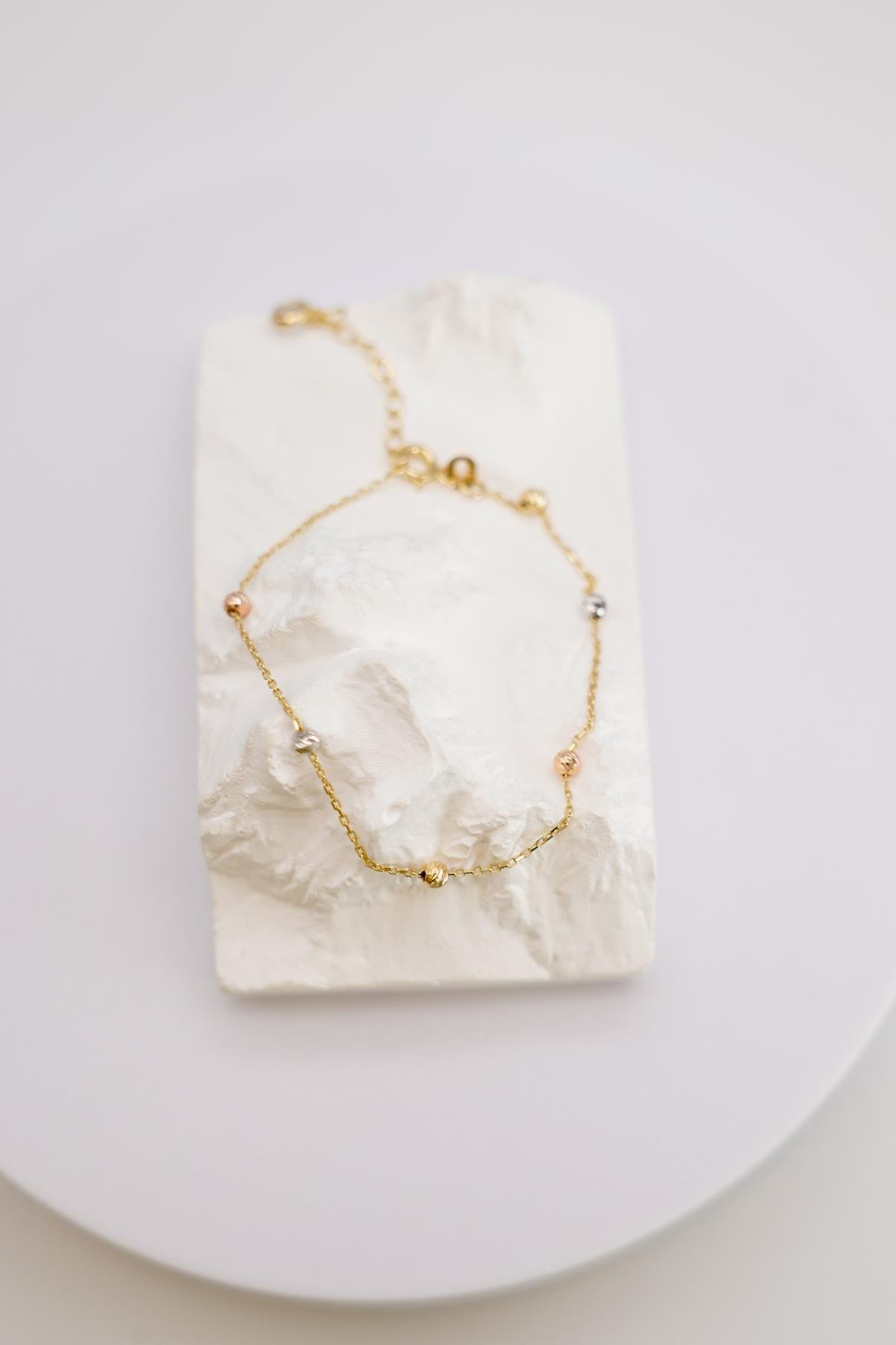 Üç Renk Dorika Top Detaylı Altın Bileklik – Zarif ve Şık Dokunuş