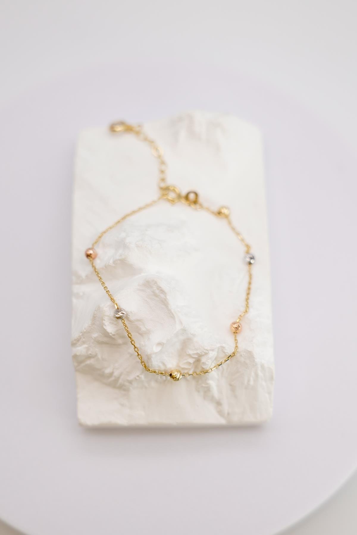 Üç Renk Dorika Top Detaylı Altın Bileklik – Zarif ve Şık Dokunuş