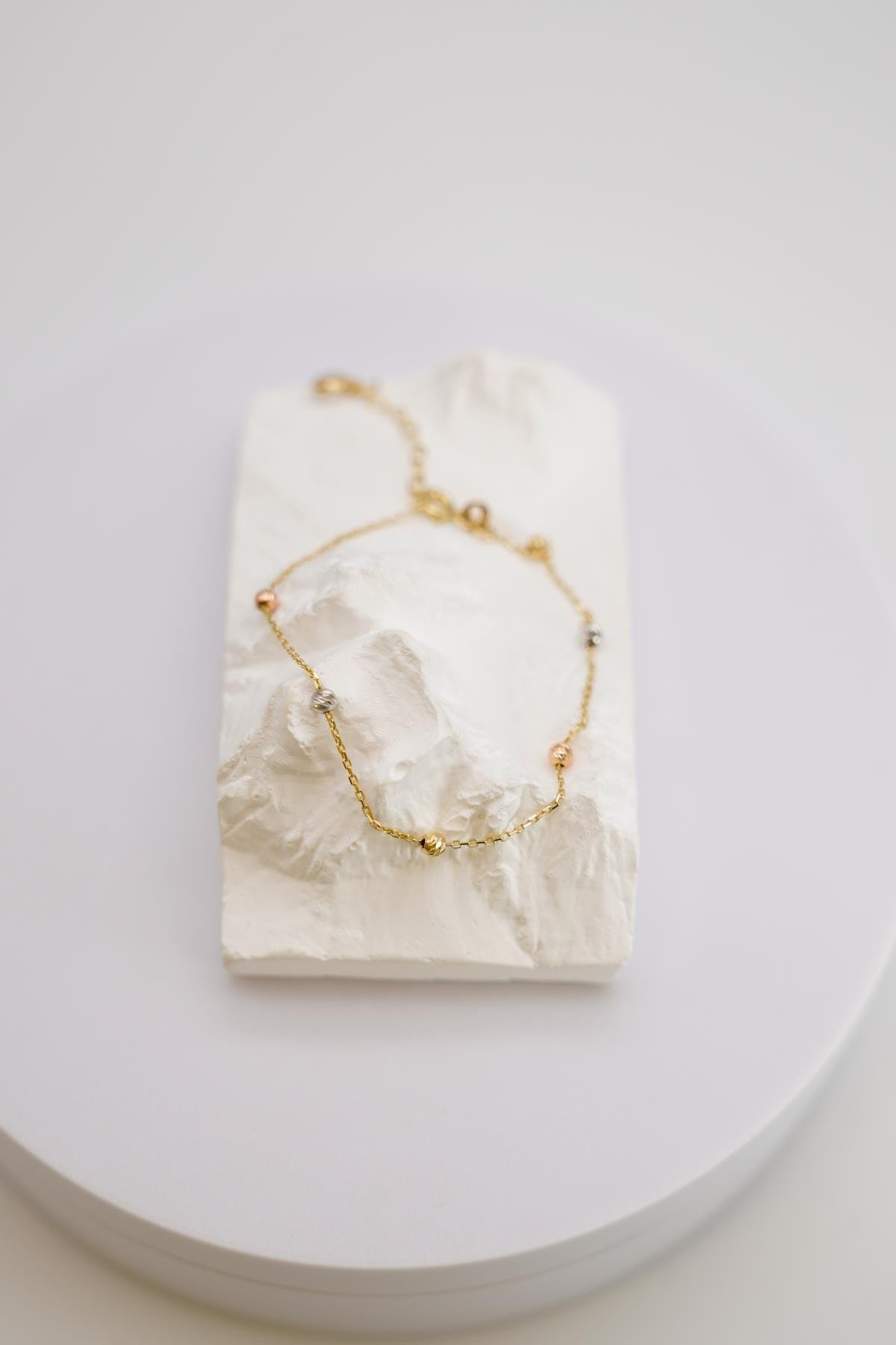 Üç Renk Dorika Top Detaylı Altın Bileklik – Zarif ve Şık Dokunuş