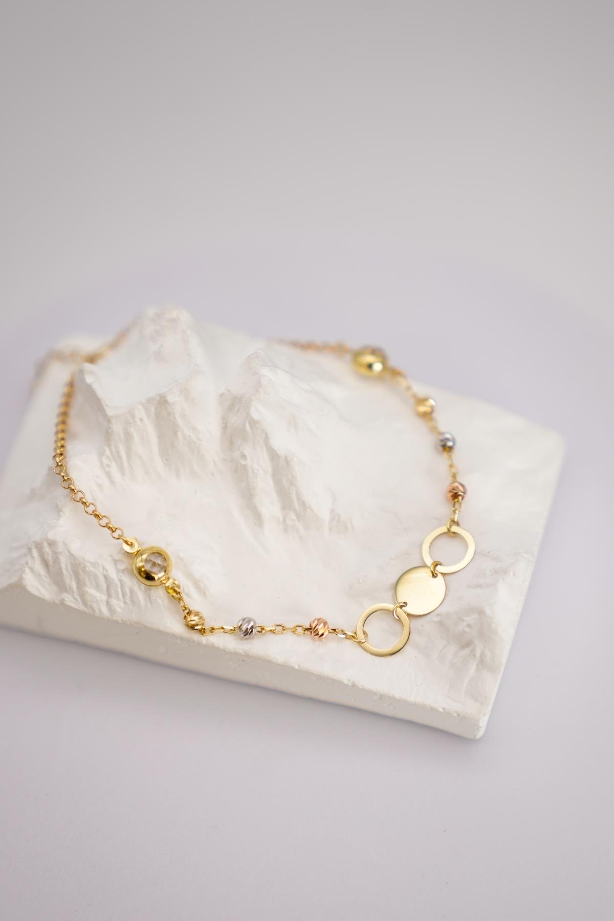 Üç Renkli Halkalı ve Pullu 14 Ayar Altın Dorika Detaylı Modern Tasarım Bileklik