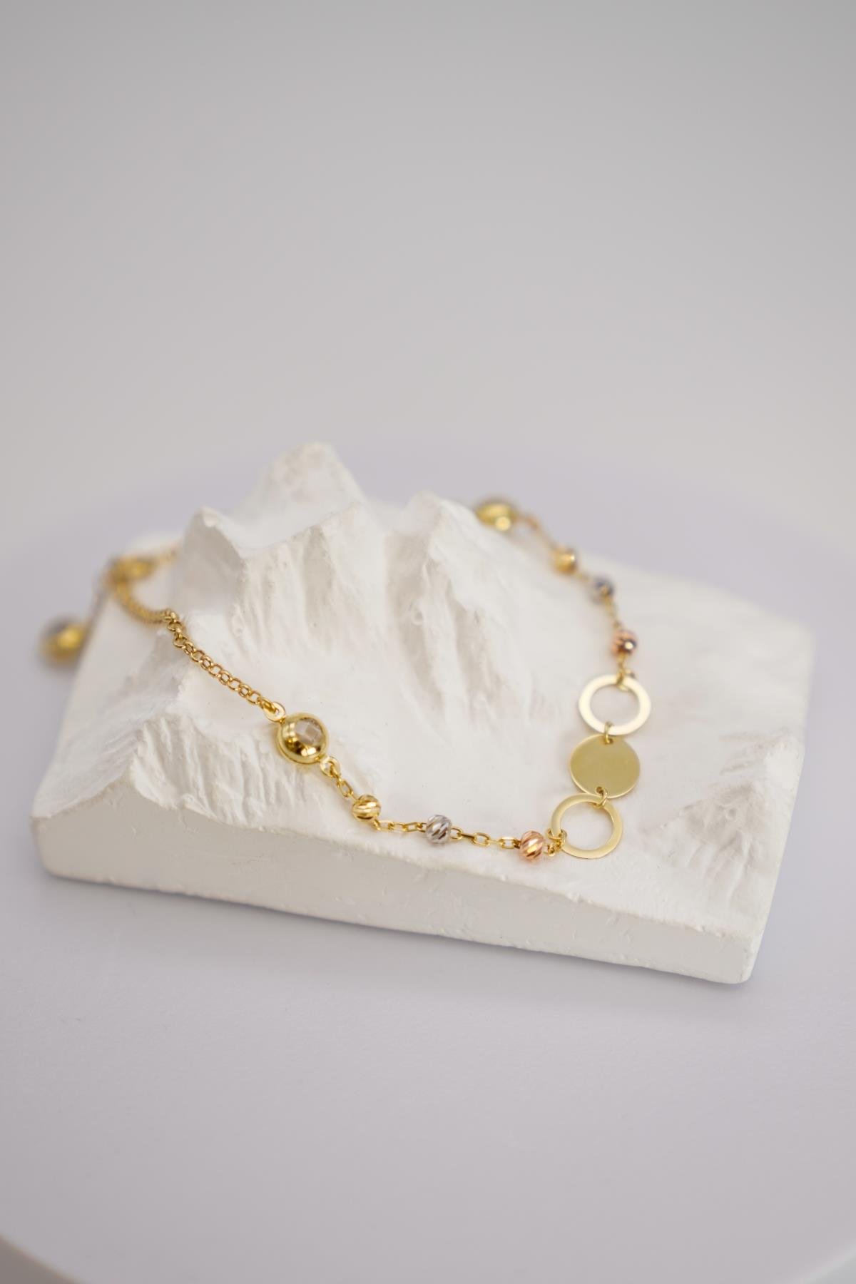 Üç Renkli Halkalı ve Pullu 14 Ayar Altın Dorika Detaylı Modern Tasarım Bileklik