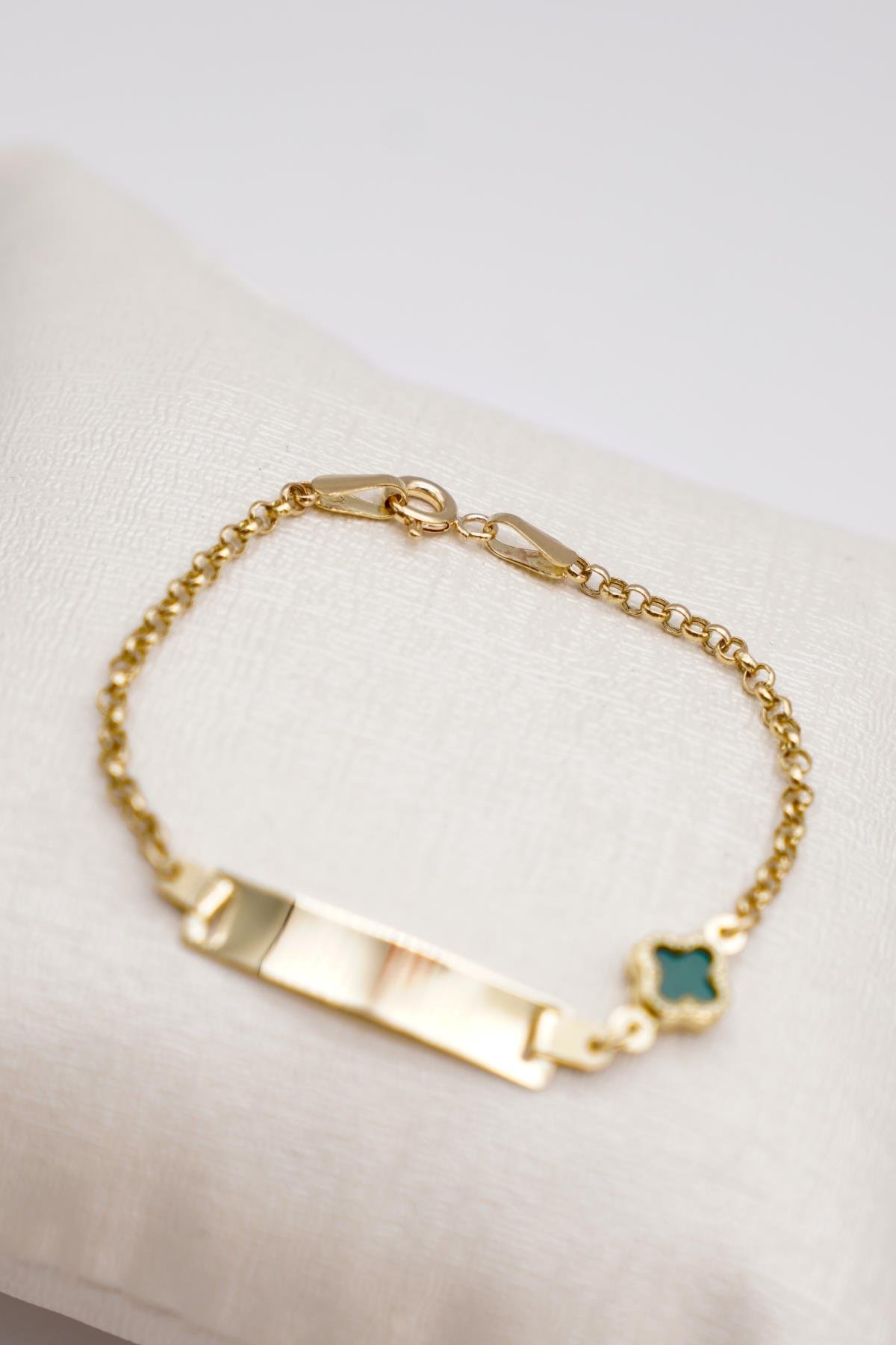 Yeşil Figür Detaylı 14 Ayar Altın Zincir Bileklik – Kişiye Özel Plaka Tasarımlı Model