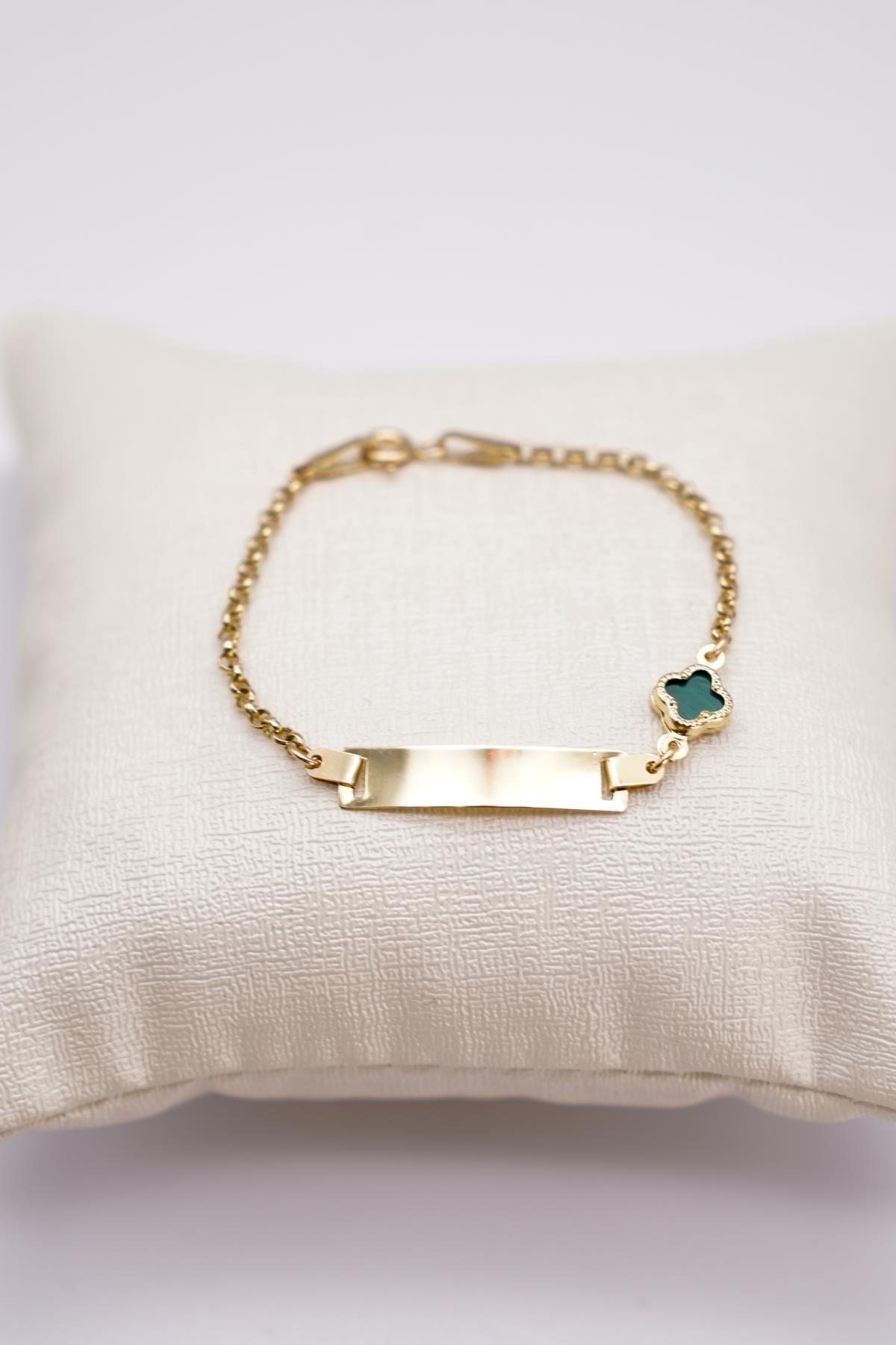 Yeşil Figür Detaylı 14 Ayar Altın Zincir Bileklik – Kişiye Özel Plaka Tasarımlı Model