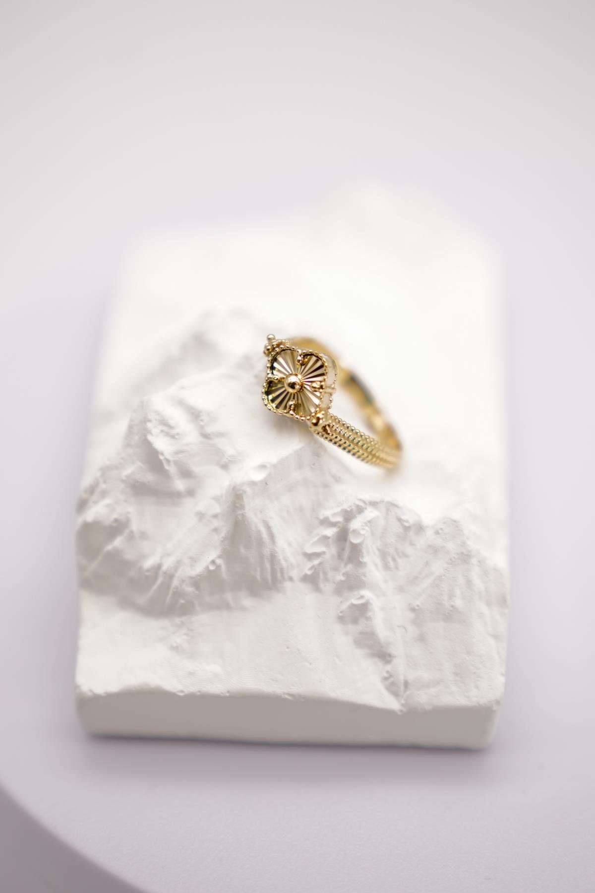 Yeşil Malahit Taşı  Detaylı Dört Yaprak Formlu Altın Yüzük – 14 Ayar Zarif ve Modern Tasarım