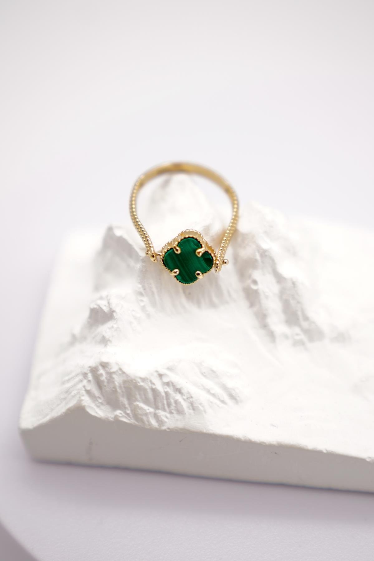 Yeşil Malahit Taşı  Detaylı Dört Yaprak Formlu Altın Yüzük – 14 Ayar Zarif ve Modern Tasarım