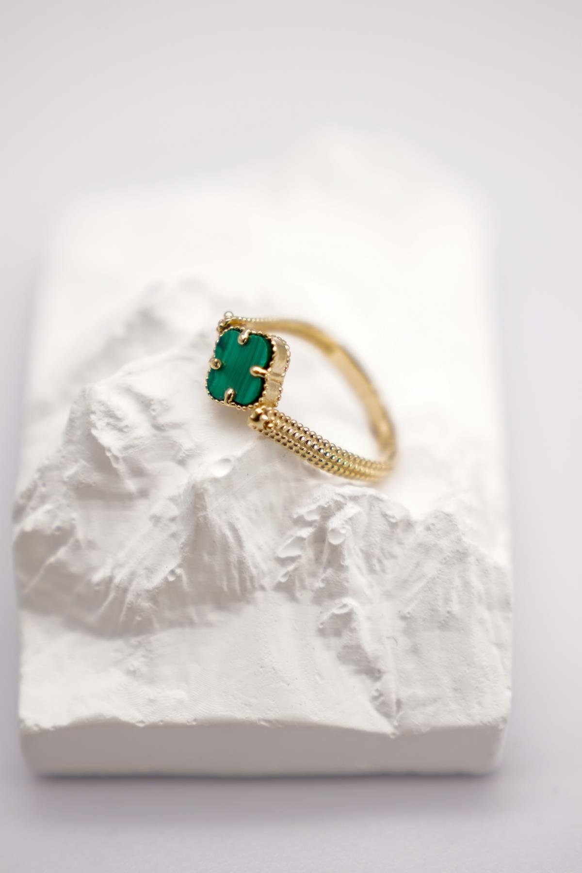 Yeşil Malahit Taşı  Detaylı Dört Yaprak Formlu Altın Yüzük – 14 Ayar Zarif ve Modern Tasarım