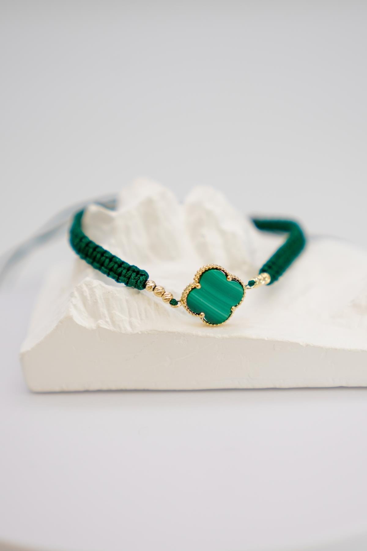 Yeşil Taşlı Yonca Figürlü Ayarlanabilir İp Bileklik – Zarif ve Şık Tasarım Detaylarıyla