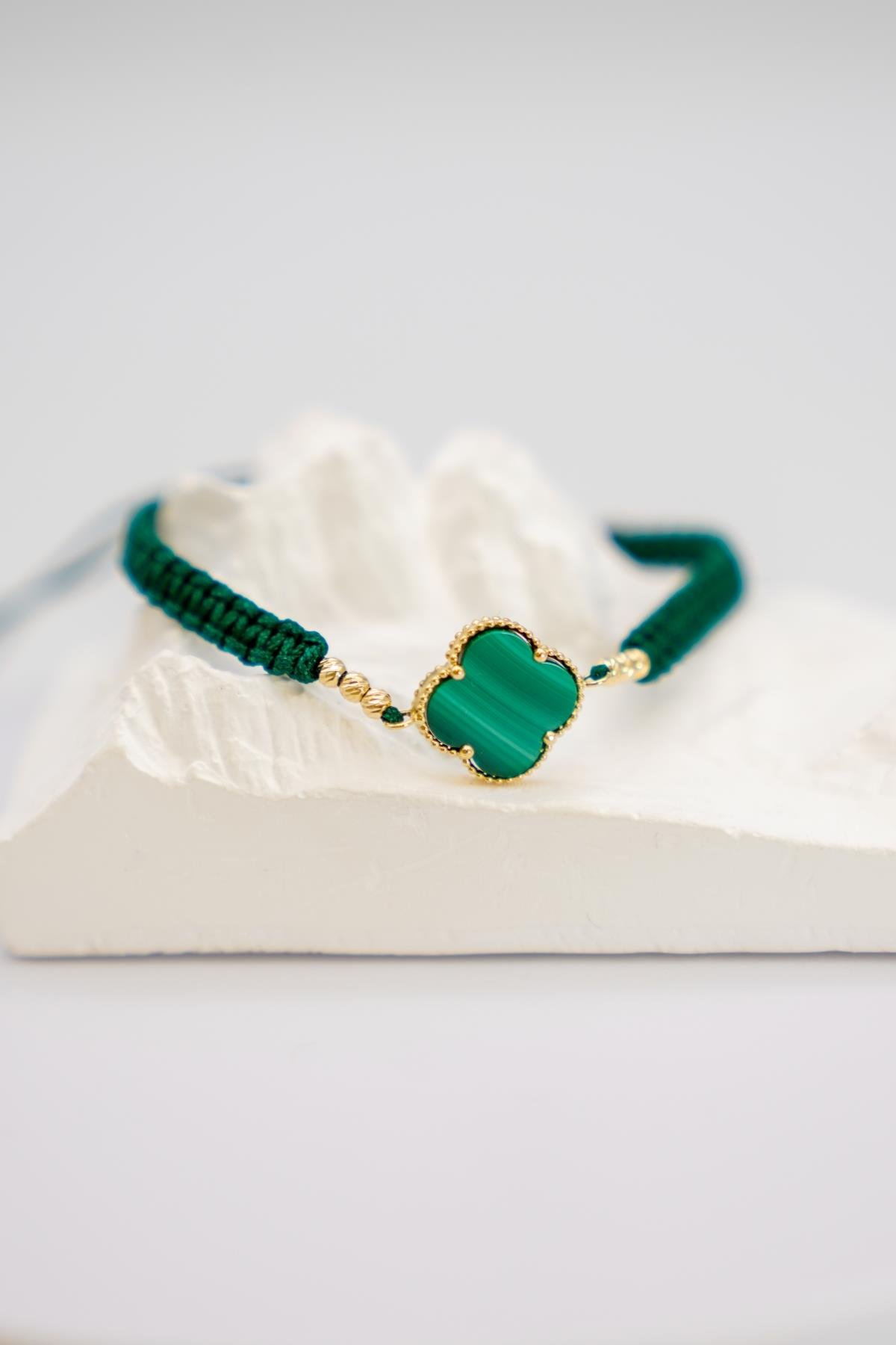 Yeşil Taşlı Yonca Figürlü Ayarlanabilir İp Bileklik – Zarif ve Şık Tasarım Detaylarıyla