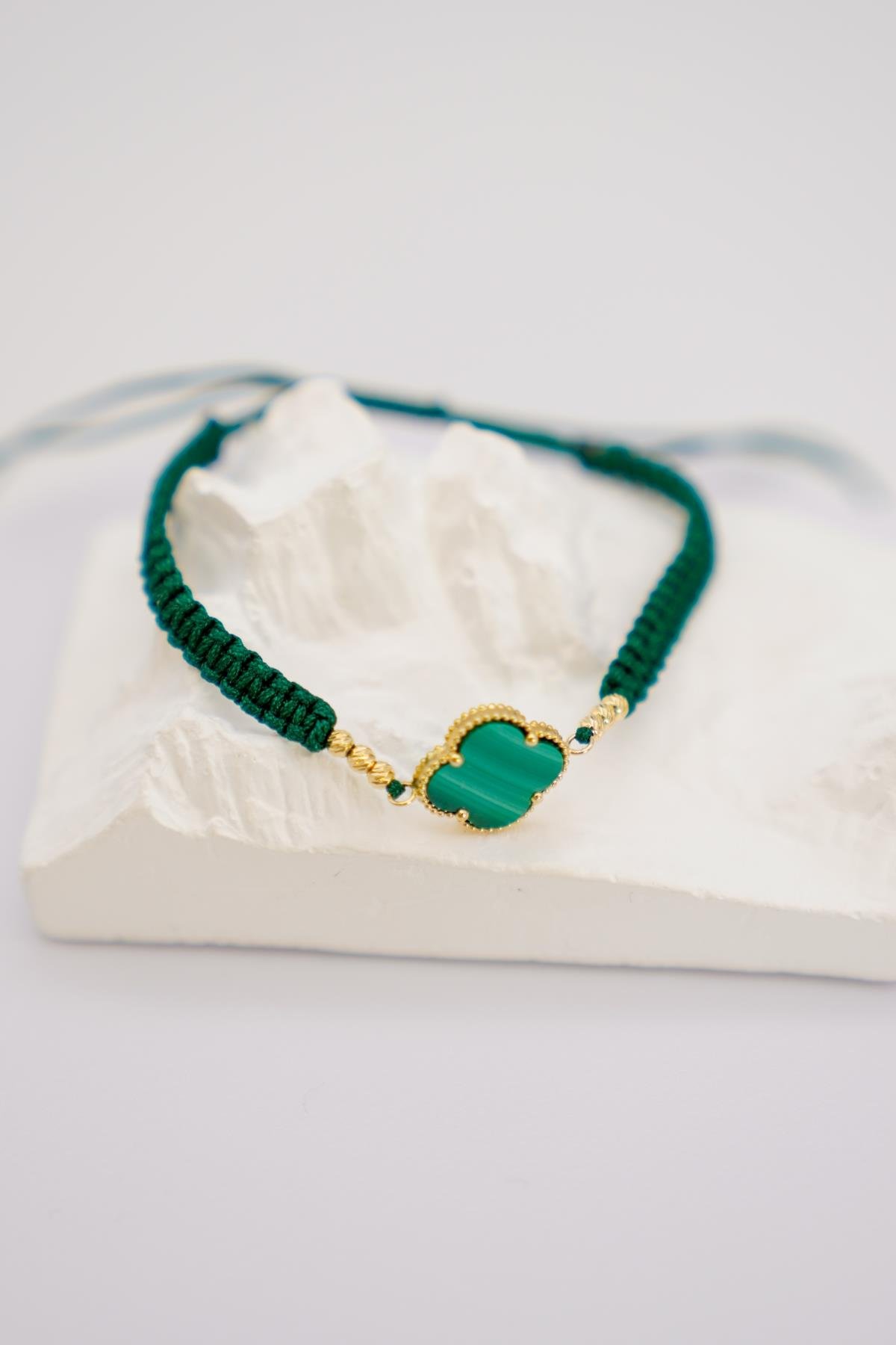 Yeşil Taşlı Yonca Figürlü Ayarlanabilir İp Bileklik – Zarif ve Şık Tasarım Detaylarıyla