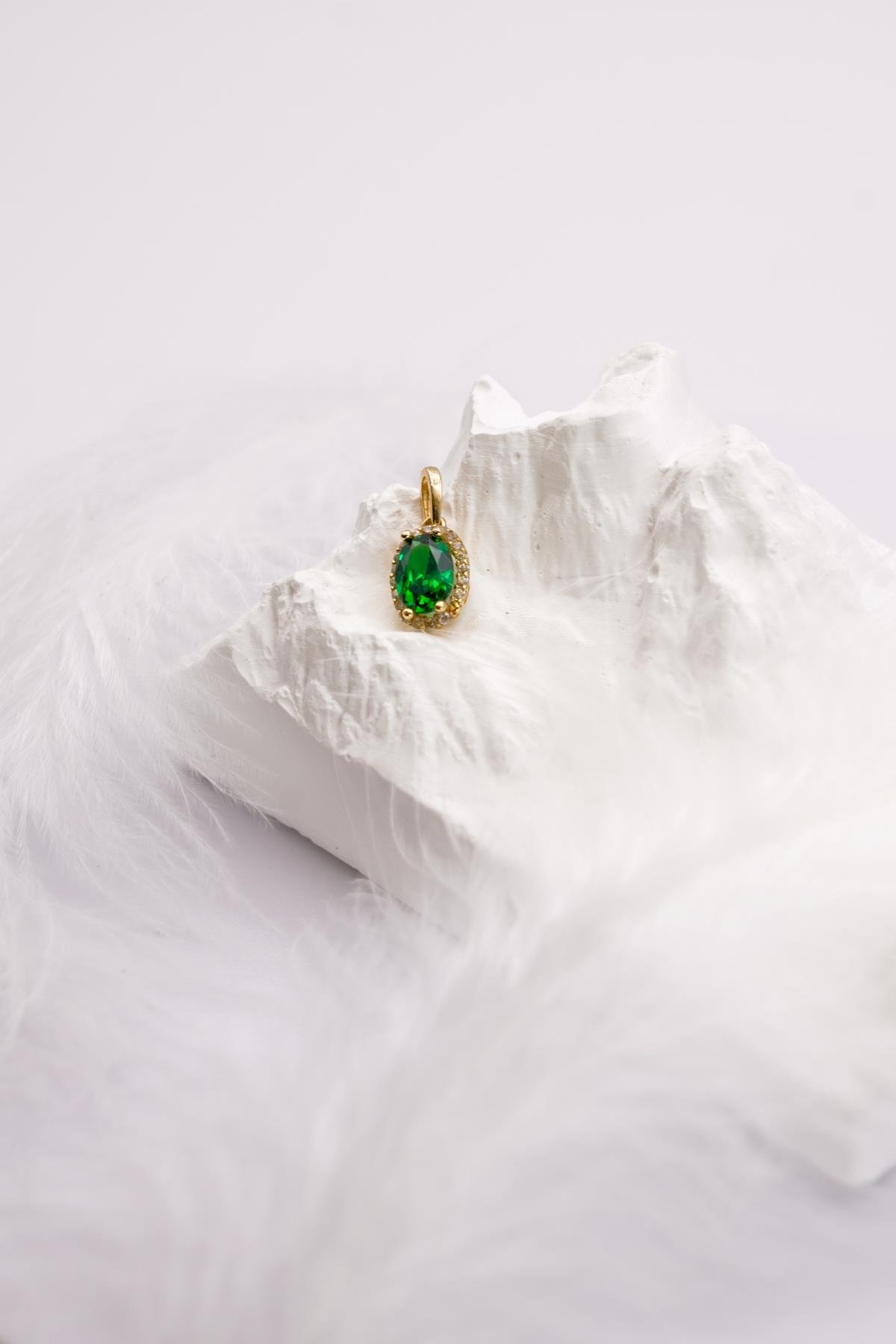 Yeşil Zirkon Taşlı 14 Ayar Altın Kolye Ucu – Zarif ve Işıltılı Tasarım