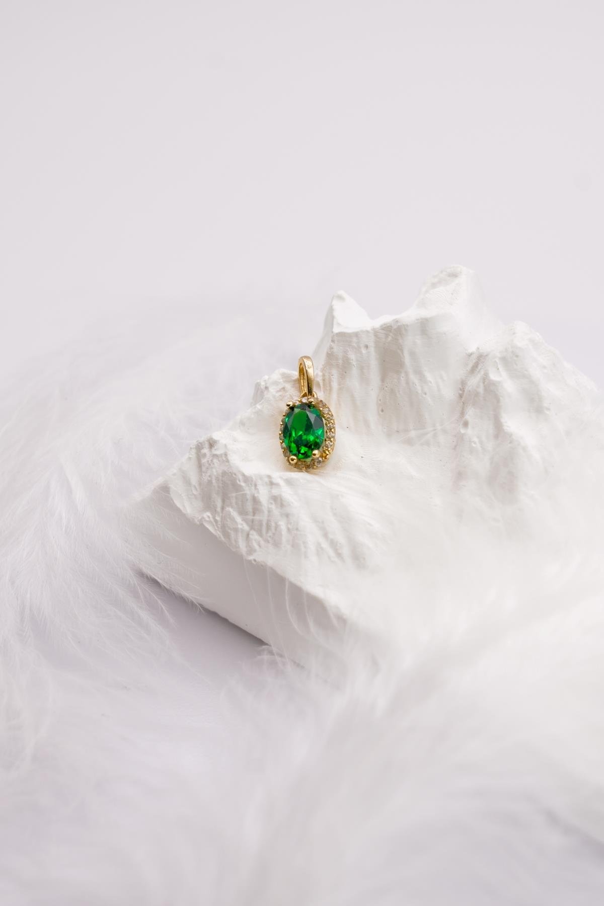 Yeşil Zirkon Taşlı 14 Ayar Altın Kolye Ucu – Zarif ve Işıltılı Tasarım