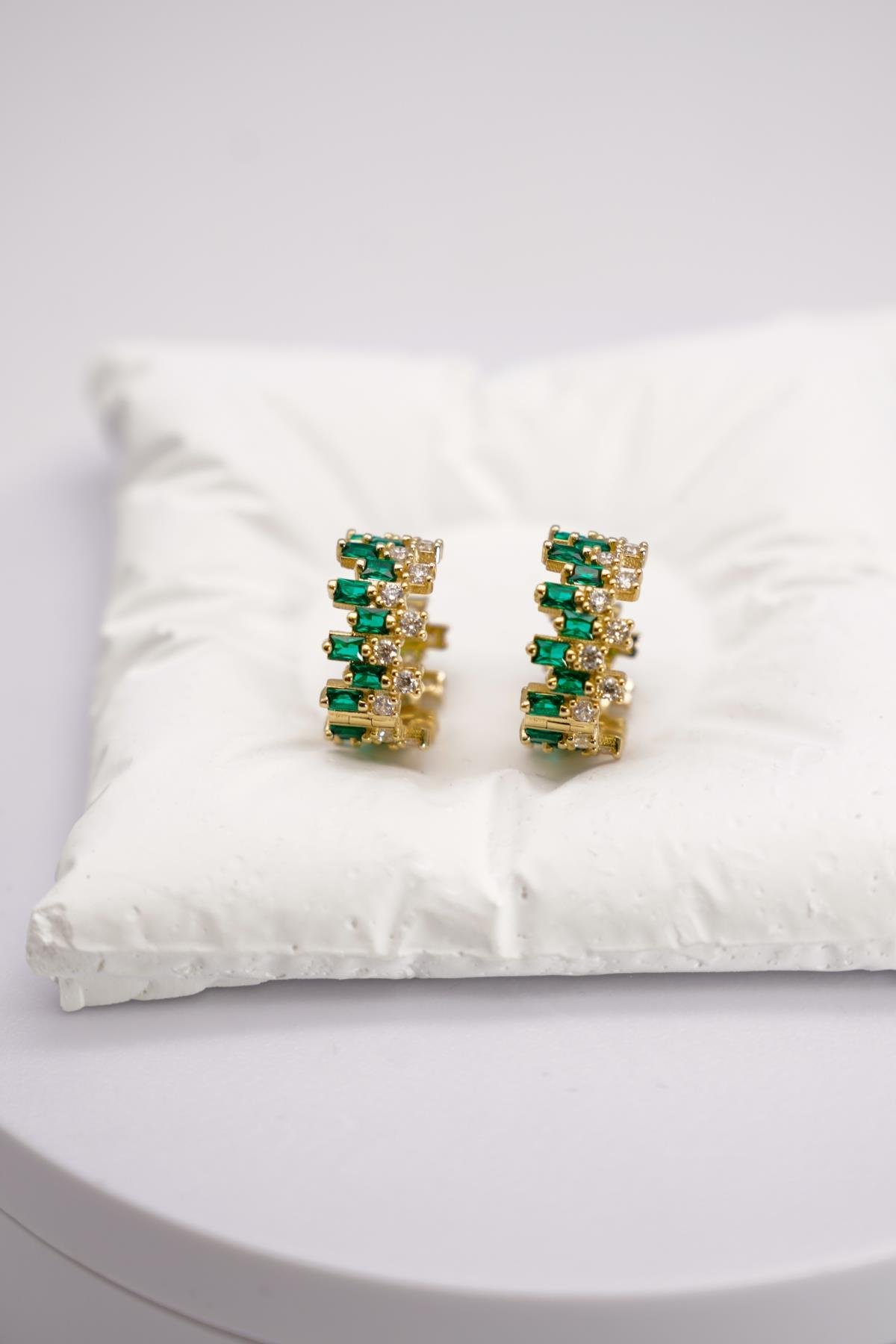 Yeşil Zirkon Taşlı 14 Ayar Altın Küpe | Zarif ve Canlı Detaylı Tasarım