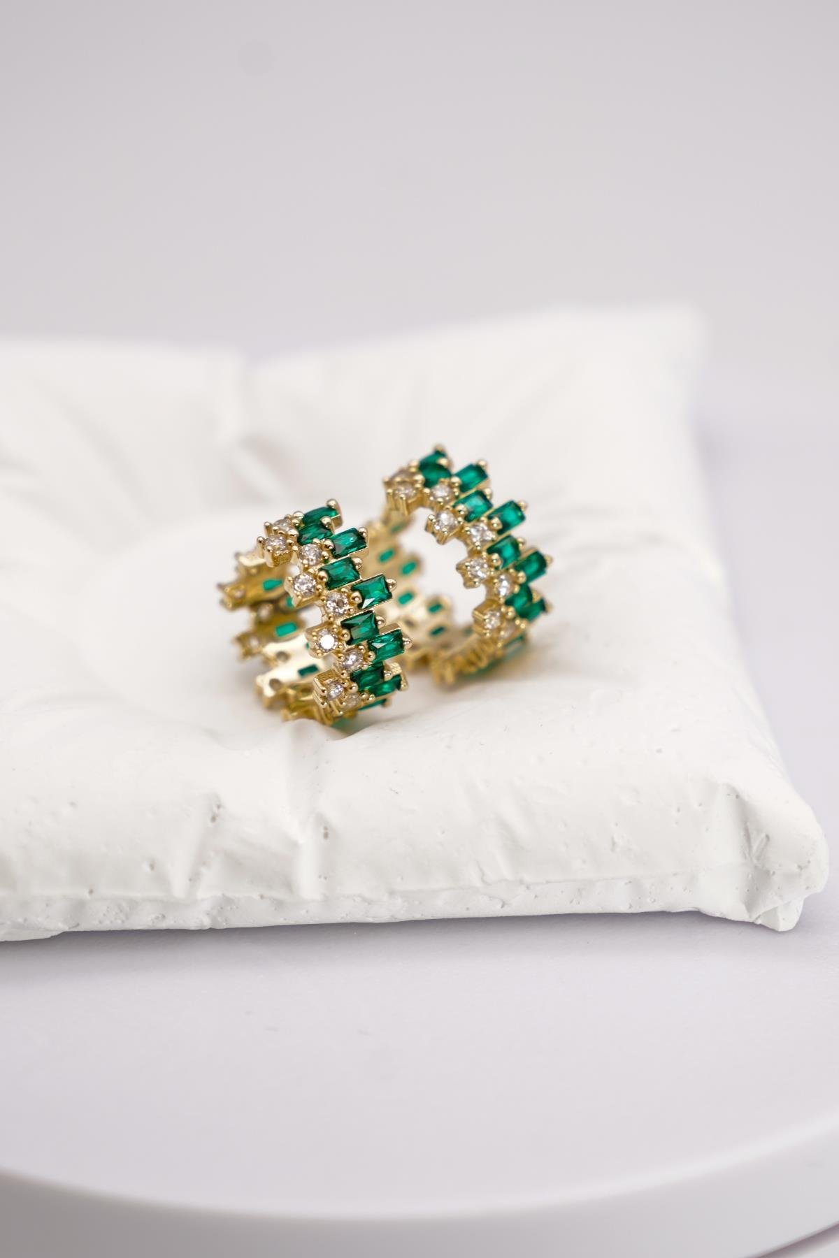 Yeşil Zirkon Taşlı 14 Ayar Altın Küpe | Zarif ve Canlı Detaylı Tasarım