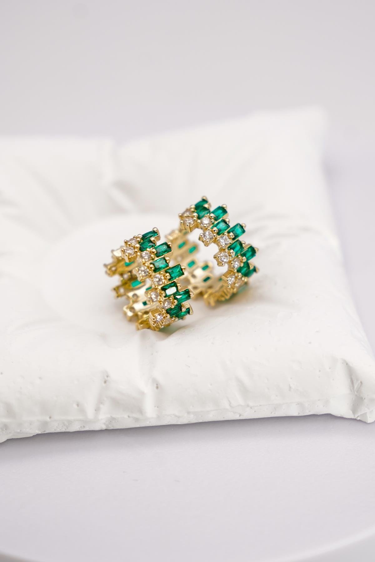 Yeşil Zirkon Taşlı 14 Ayar Altın Küpe | Zarif ve Canlı Detaylı Tasarım