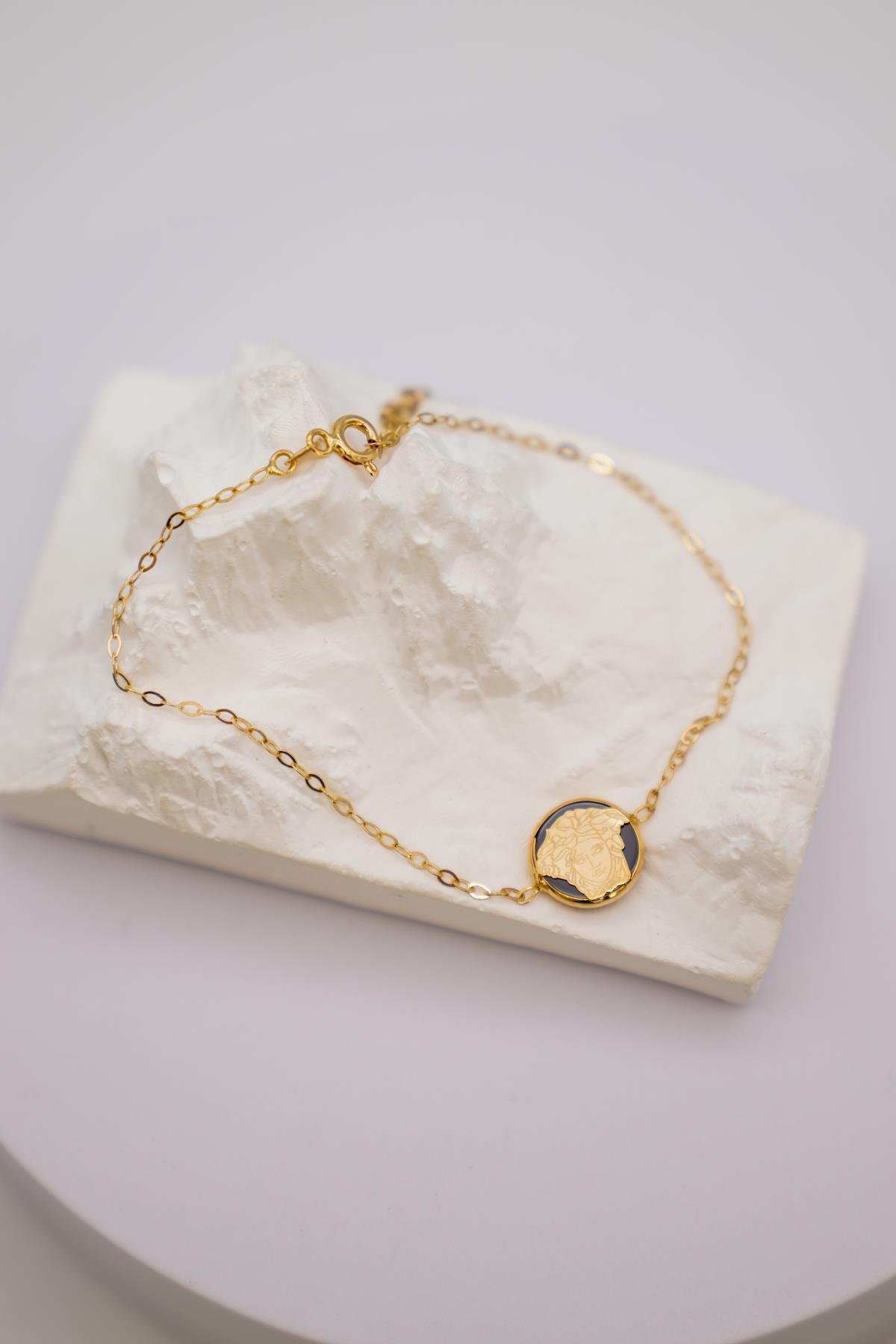 Yuvarlak Figürlü 14 Ayar Altın Bileklik–Minimal ve Şık Tasarım İnce Zincir Model