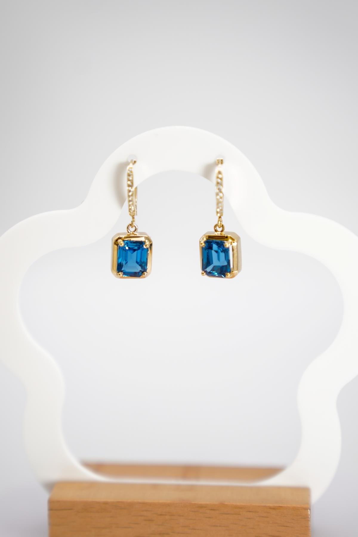 Zarif London Topaz Taşlı 14 Ayar Altın Küpe | Dikdörtgen Kesim ve Sallantılı Tasarım